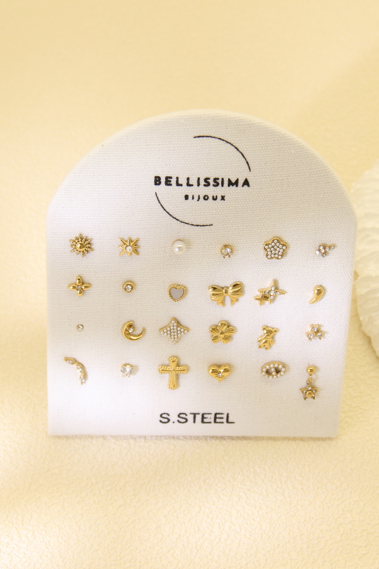 Grossiste Bellissima - Lot de 24 Mono Boucles d’Oreilles Dorées en Acier Inoxydable avec Présentoir Offert