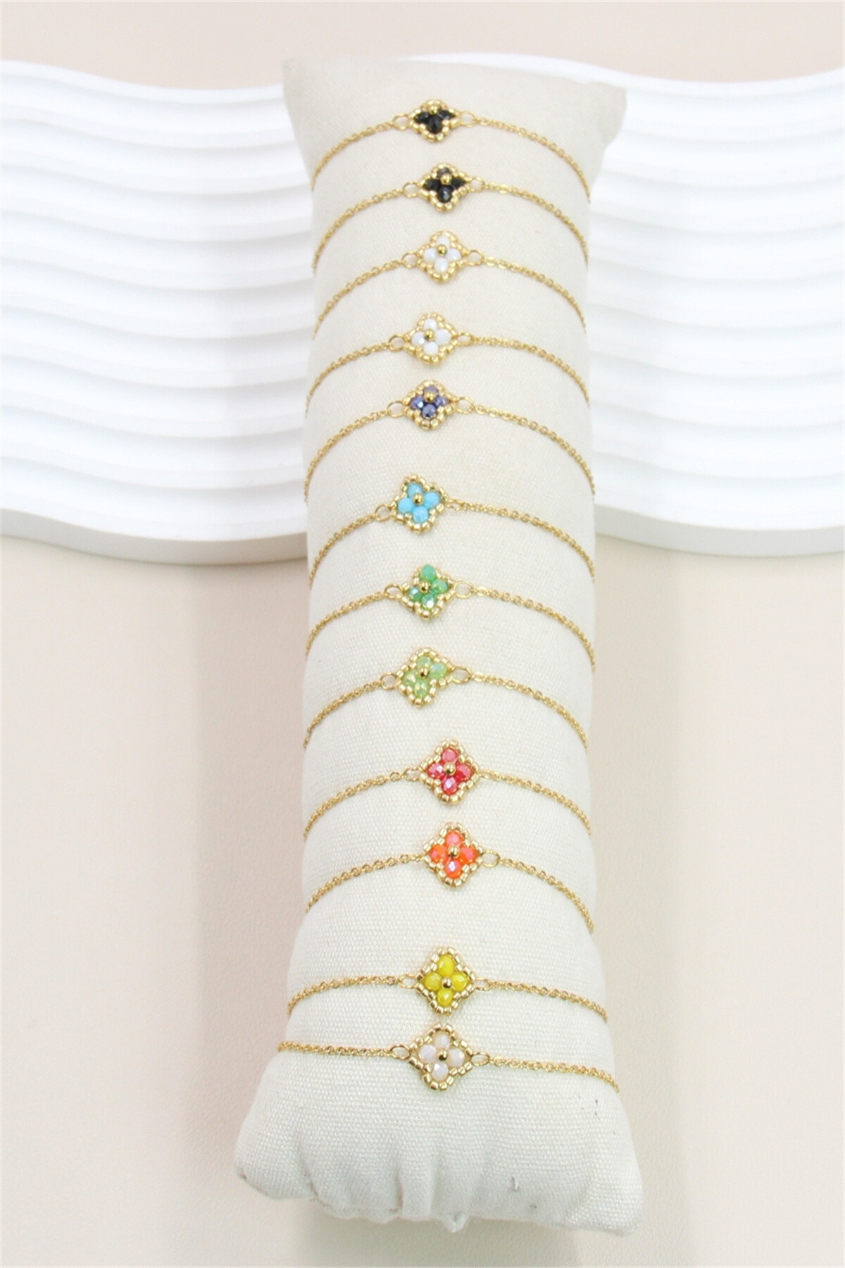 Grossiste Bellissima - Présentoir de 12 Bracelets Trèfle en Acier Inoxydable - Raffinement et Éclat