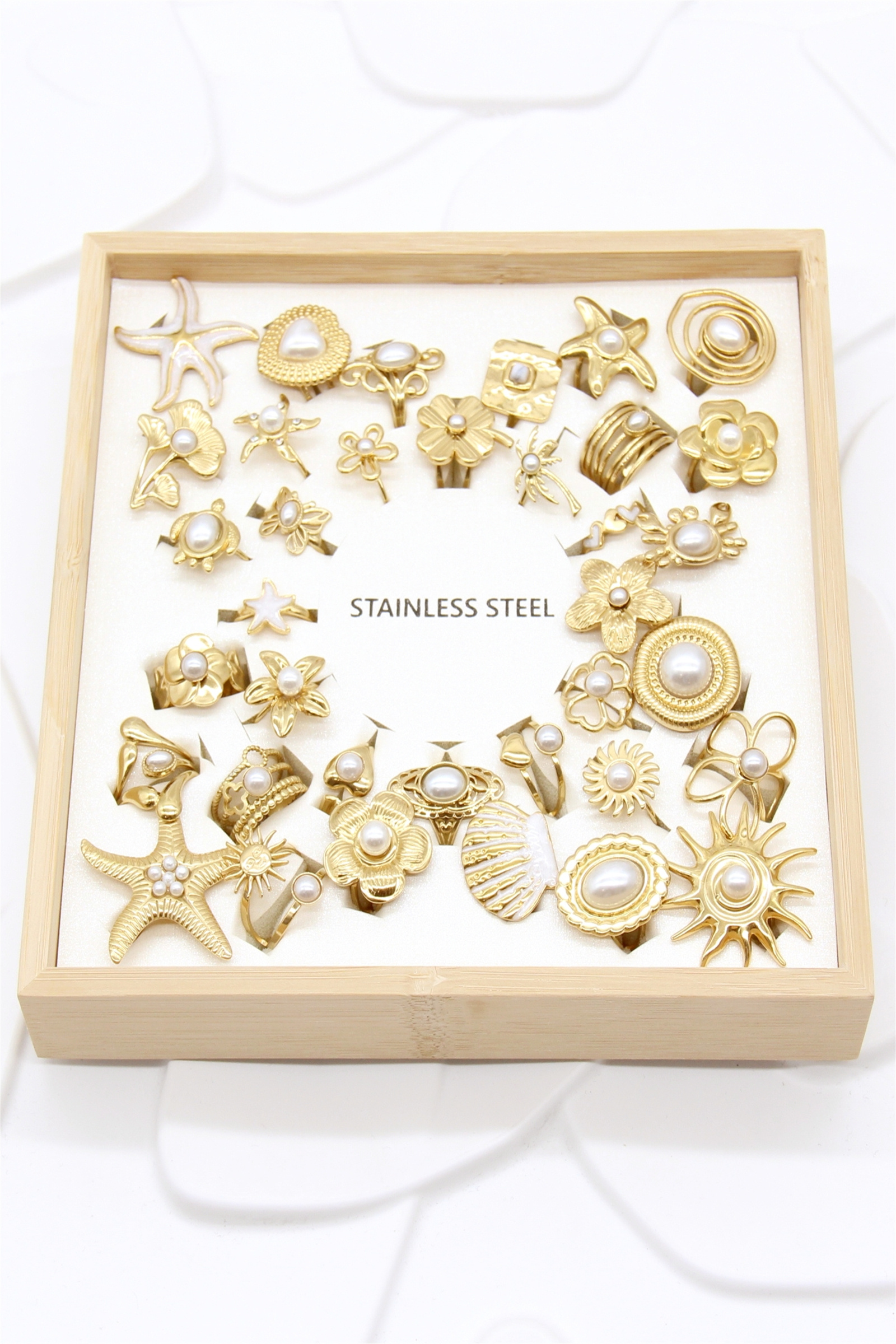 Grossiste Bellissima - Lot de 36 bagues émaillées dorées – Acier inoxydable
Présentoir offert