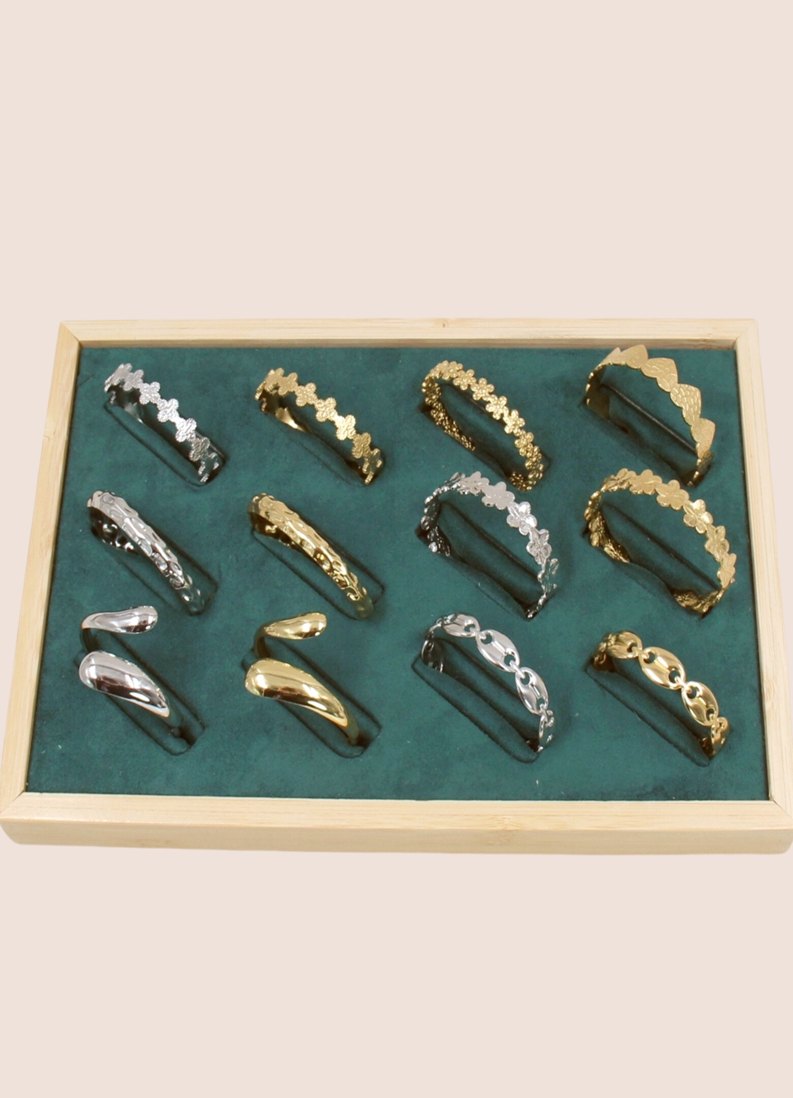 Grossiste Bellissima - Lot de 12 Bracelets Ajustables en Acier Inoxydable avec Présentoir bijoux
