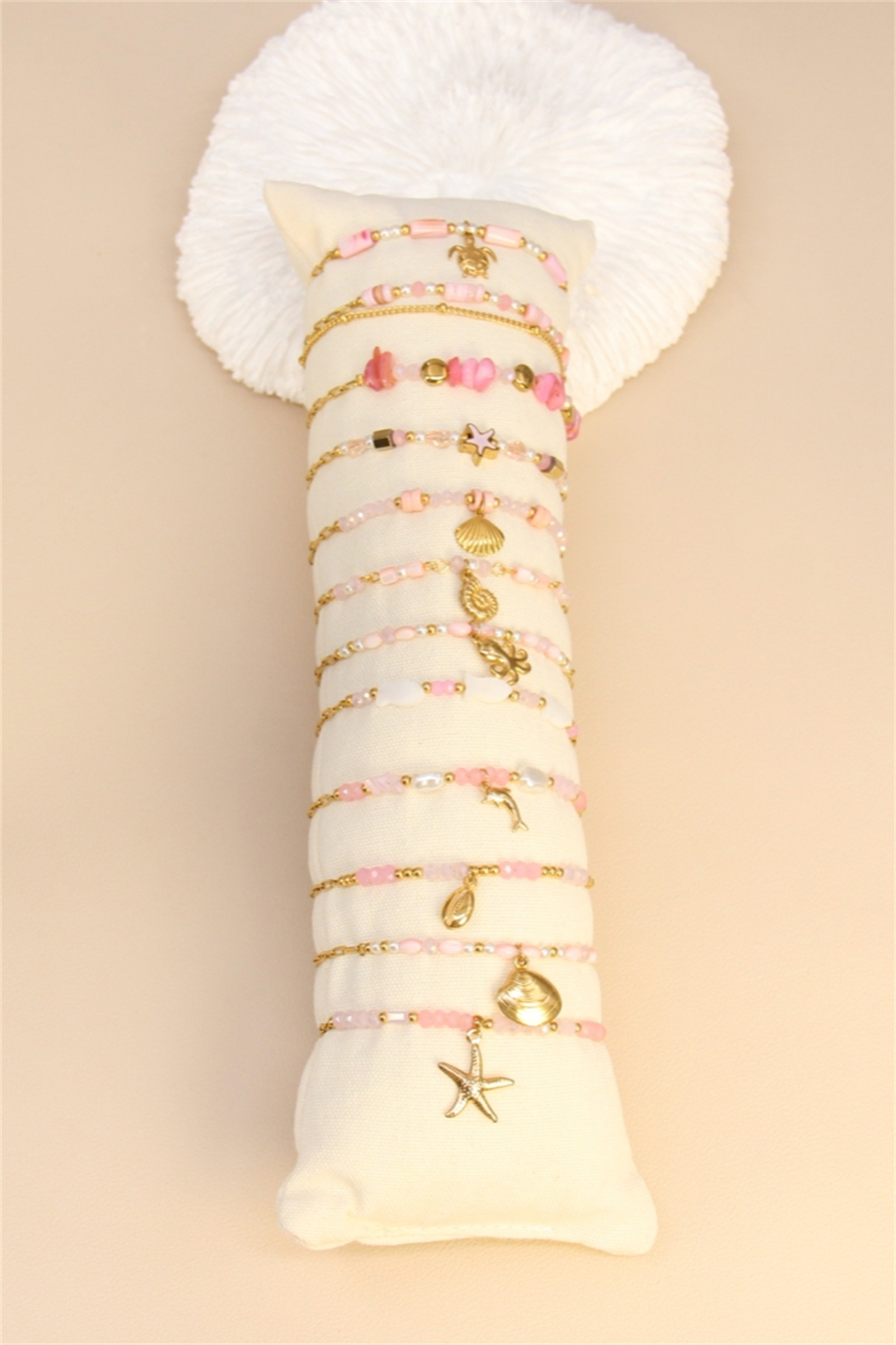 Mayorista Bellissima - Conjunto de 12 Pulseras de Acero Inoxidable - Perlas Rosas y Charms Dorados - Soporte de Exhibición Incluido