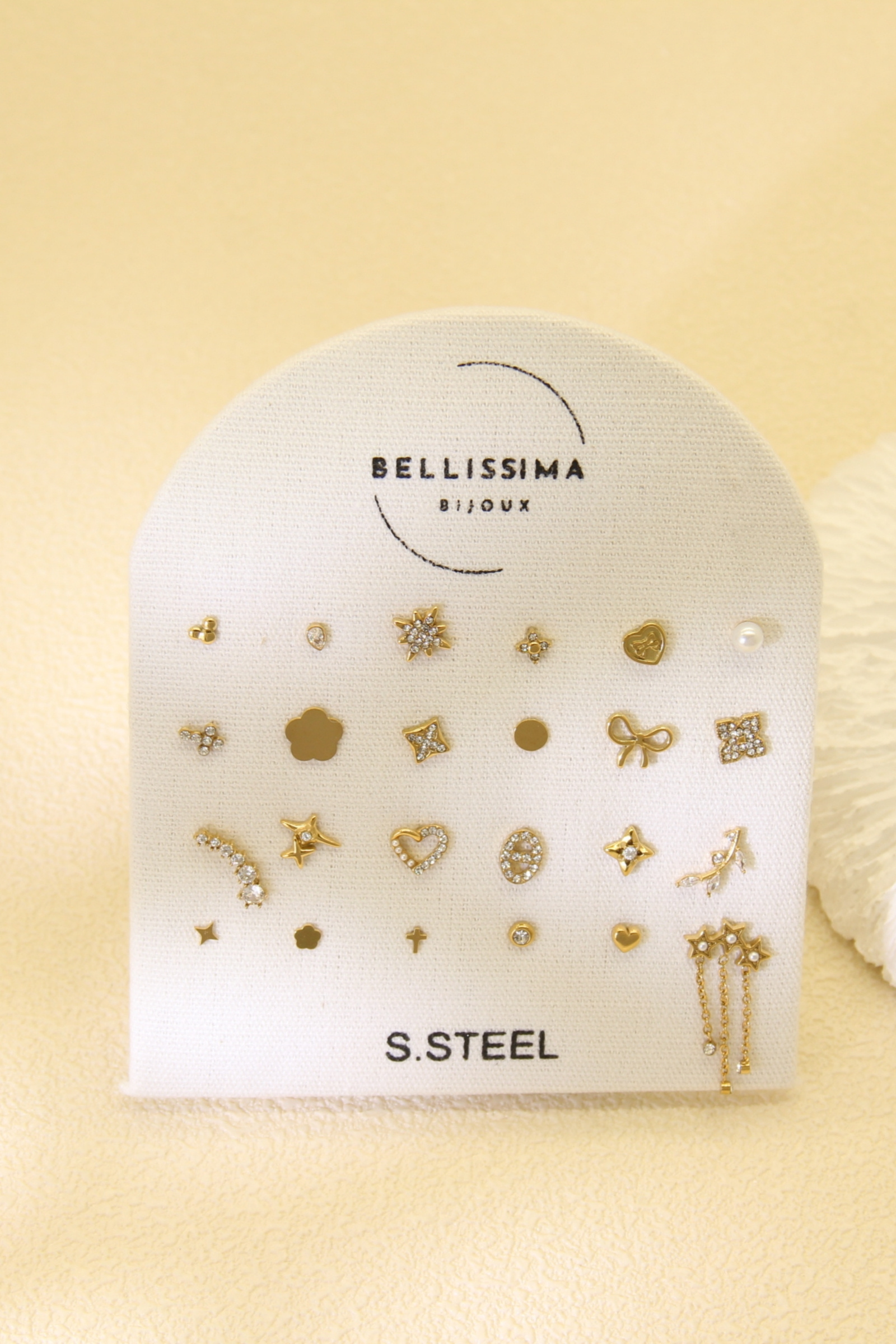 Grossiste Bellissima - Lot de 24 Mono Boucles d’Oreilles Dorées en Acier Inoxydable avec Cristaux – Présentoir Offert
