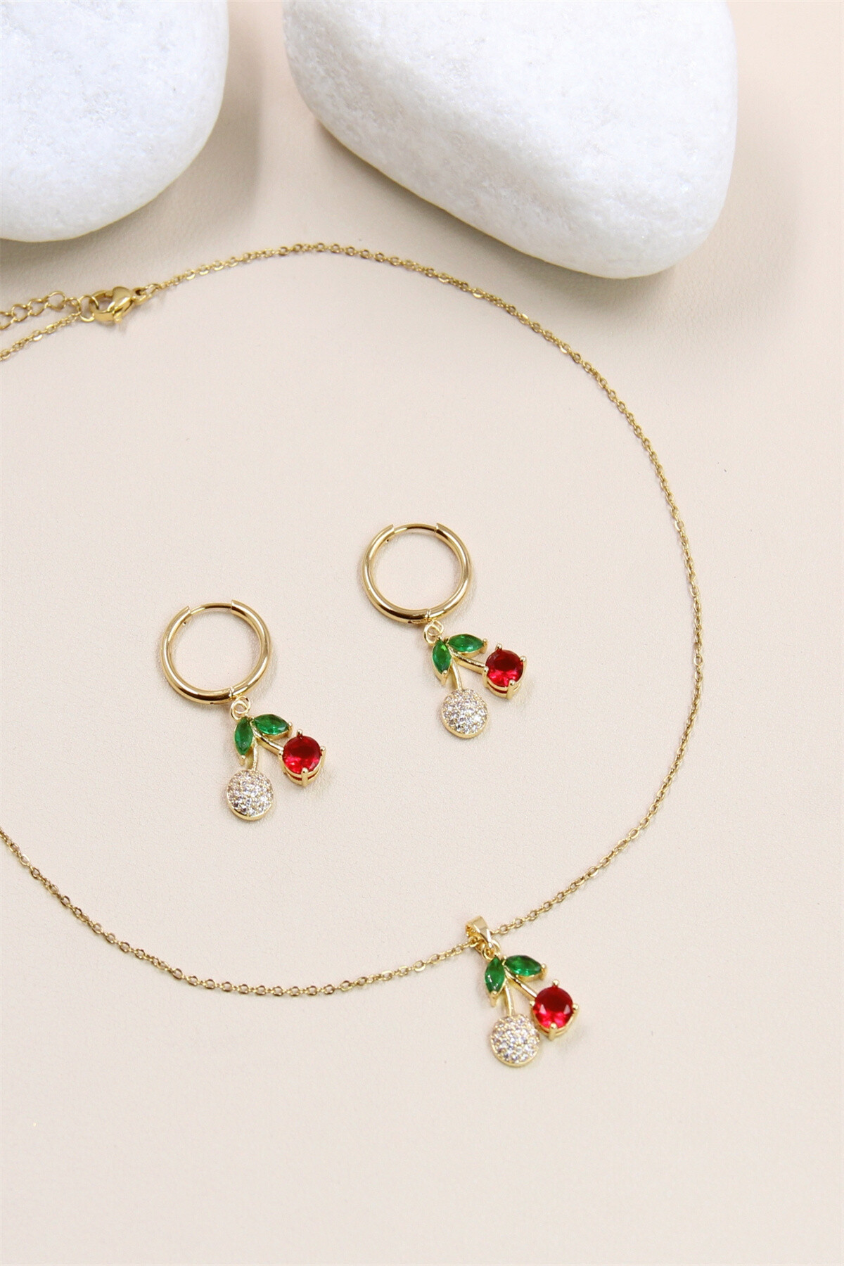 Grossiste Bellissima - Parure Cerise Ornée de Strass en Acier Inoxydable - Élégance et Raffinement