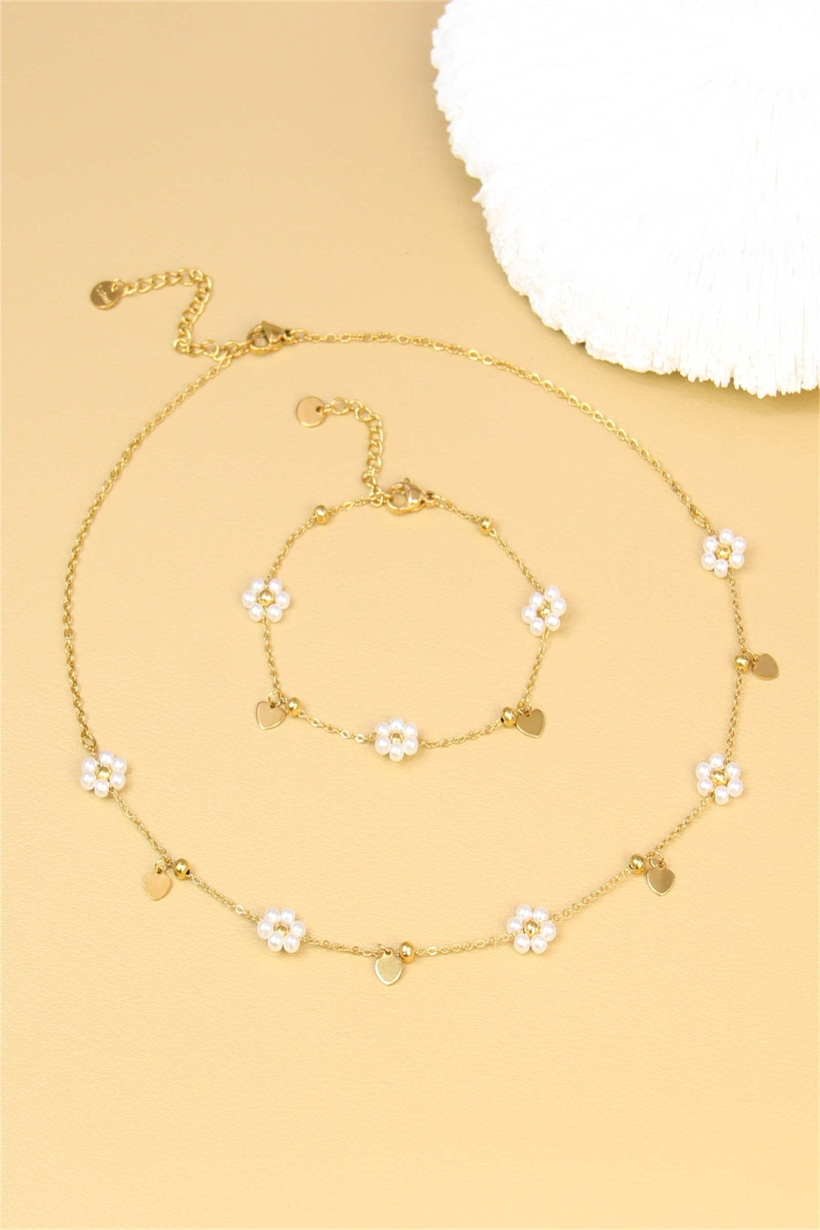 Großhändler Bellissima - Set aus Blumenperlen & goldenen Herzen - Halskette + Armband - Edelstahl