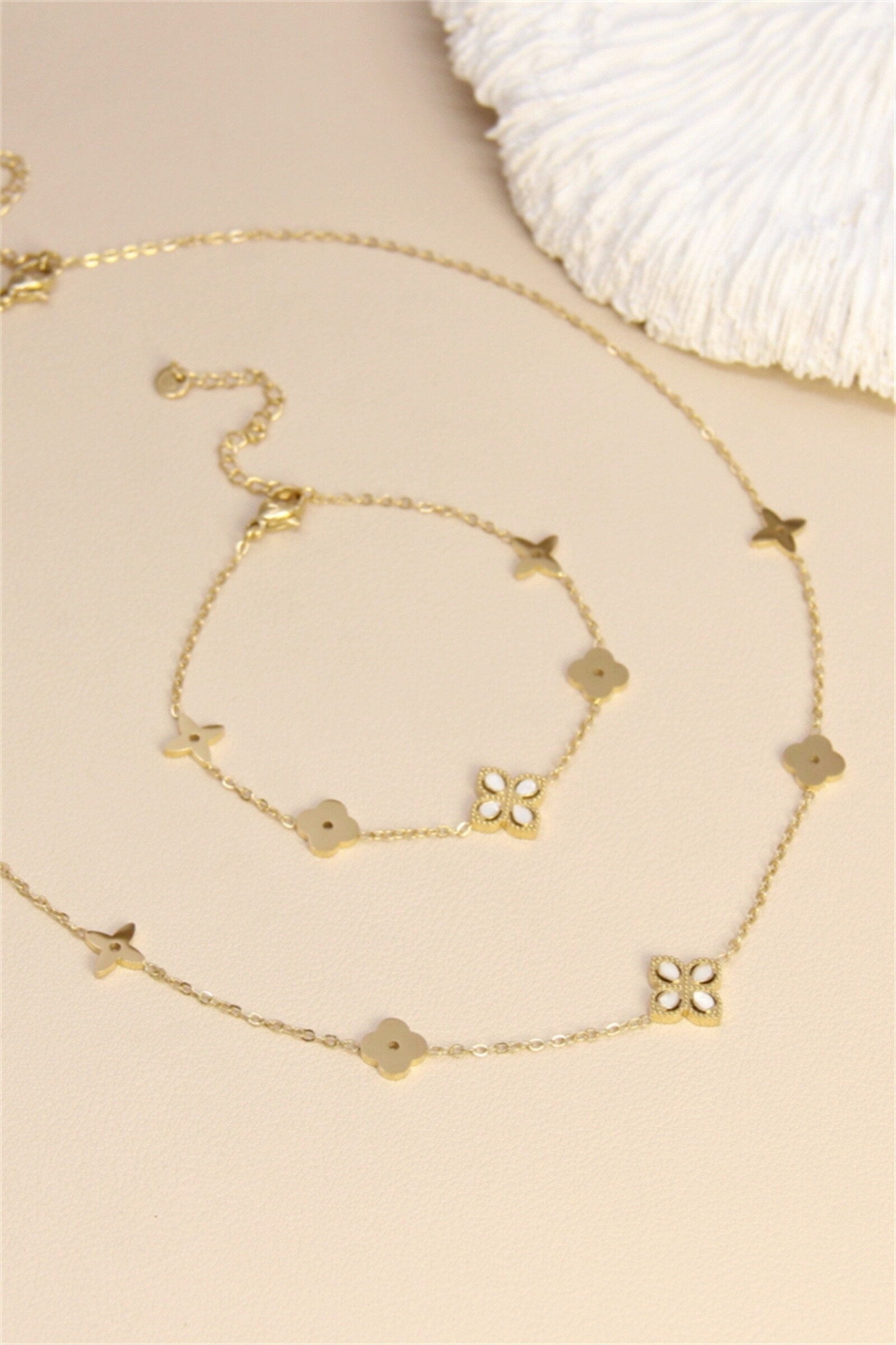 Grossiste Bellissima - Parure Dorée Fleur Iconique – Collier & Bracelet Assortis