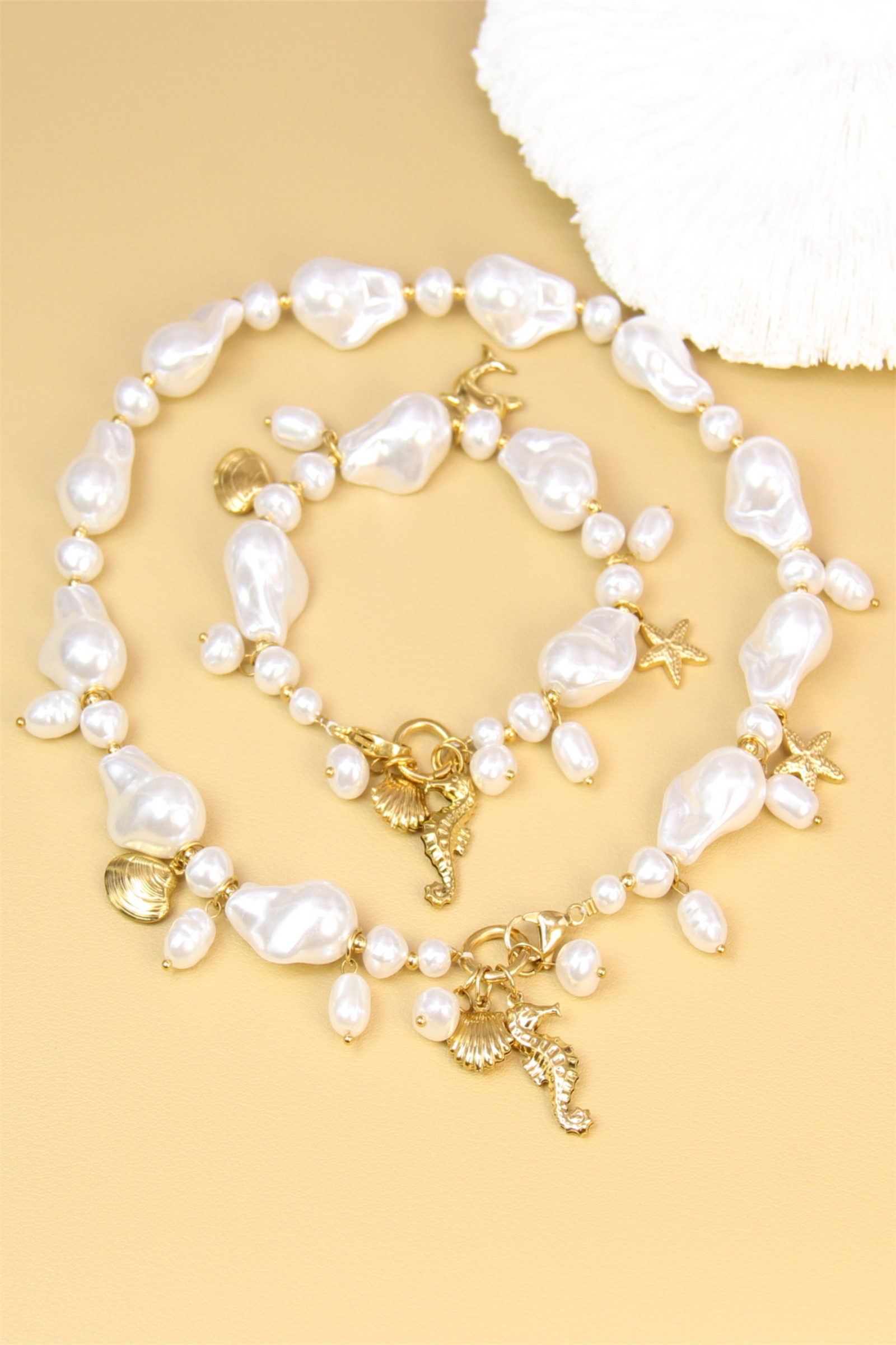 Großhändler Bellissima - Schmuckset mit barocken Perlen & goldenen Charms - Halskette + Armband im schicken maritimen Stil