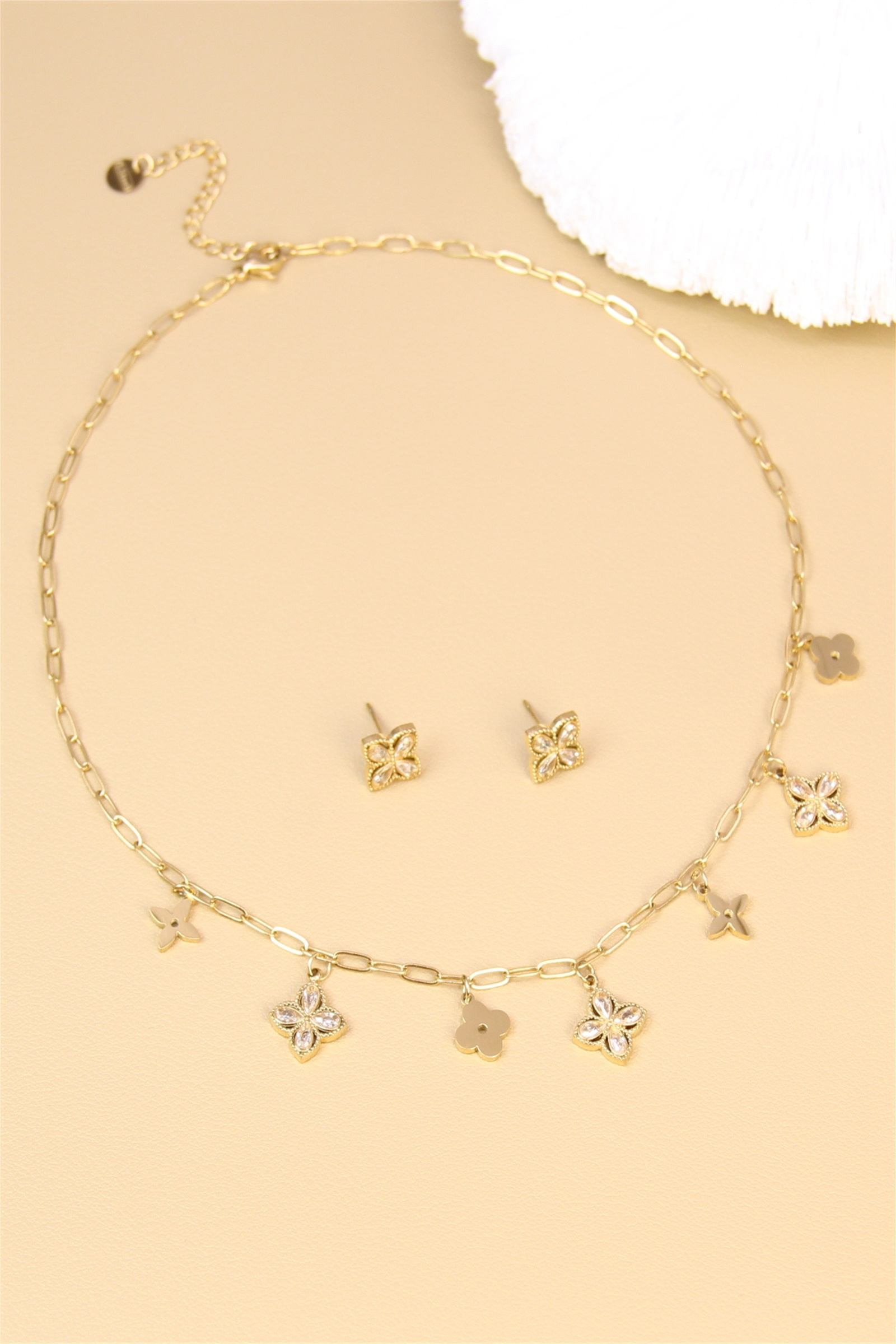 Großhändler Bellissima - Goldenes Blumen-Edelstahlschmuckset - Halskette und Ohrringe