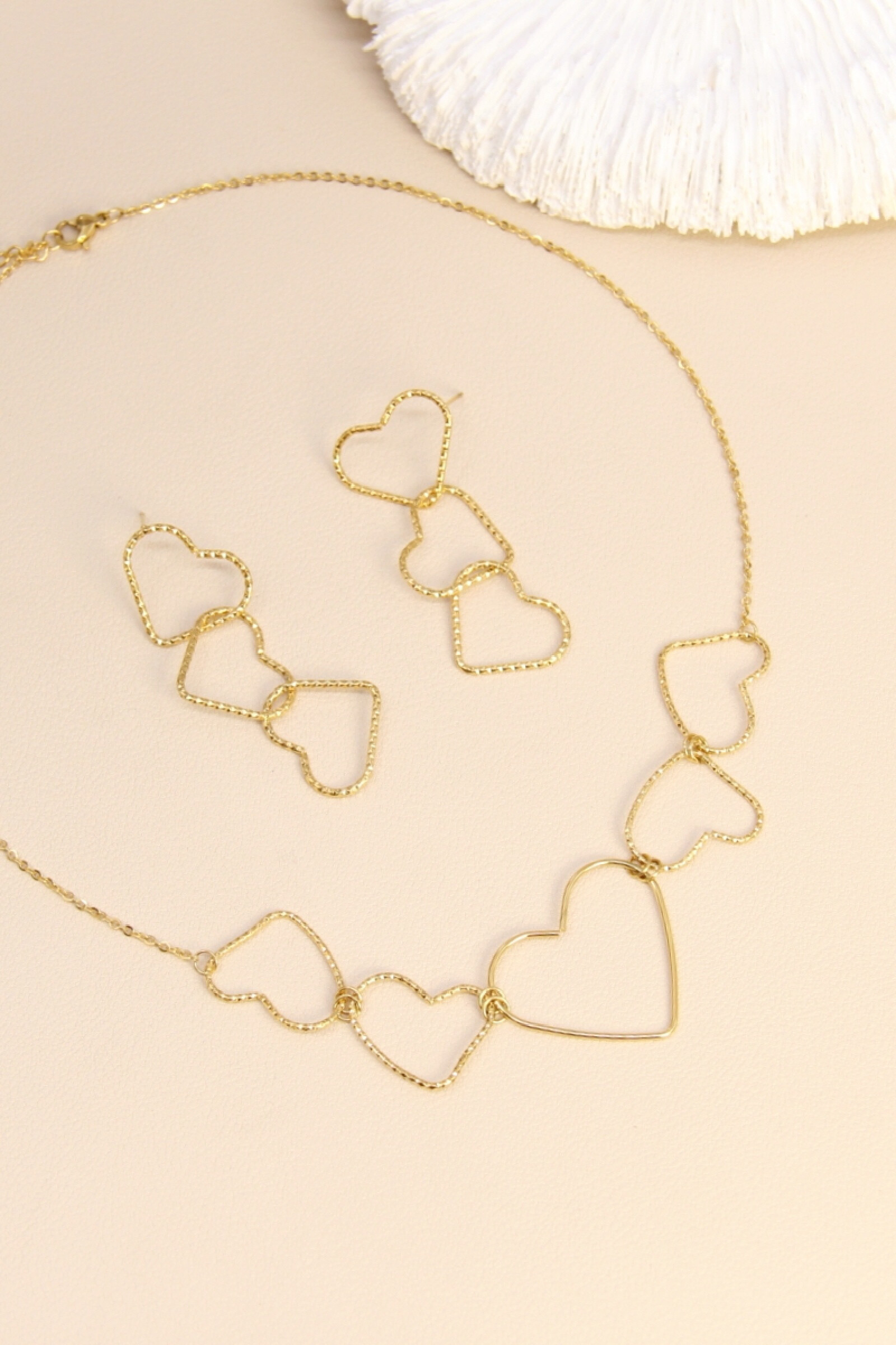 Großhändler Bellissima - Schmuckset goldene Herz aus Edelstahl - Passende Halskette und Ohrringe