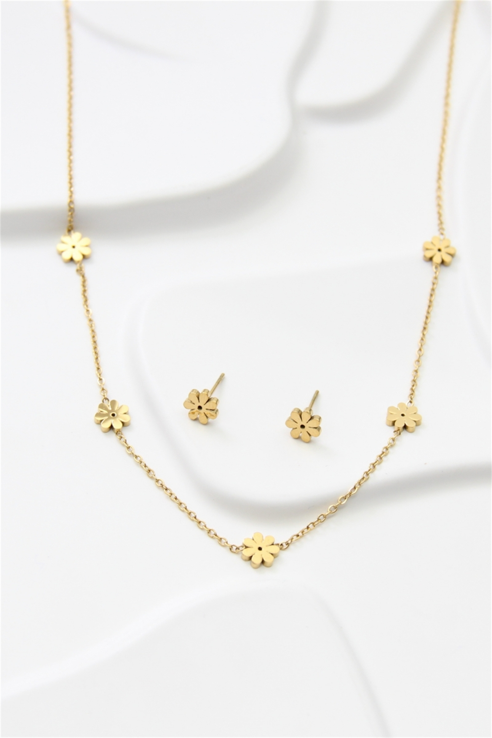 Grossiste Bellissima - Parure collier et boucles en acier inoxydable doré – Fleurs délicates