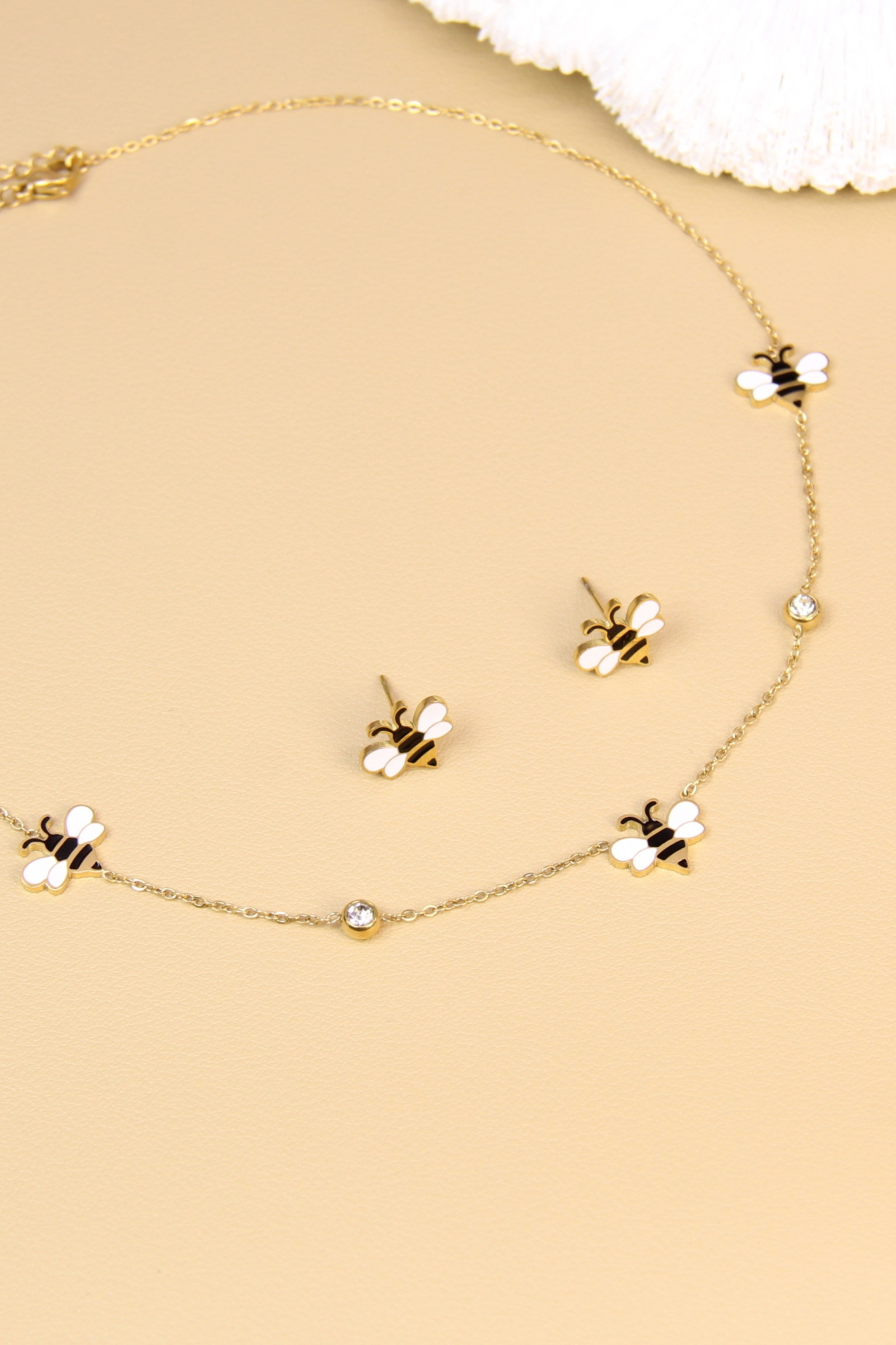 Großhändler Bellissima - Bienen-Edelstahlschmuckset - Halskette + weiße & schwarze Emaille-Ohrringe