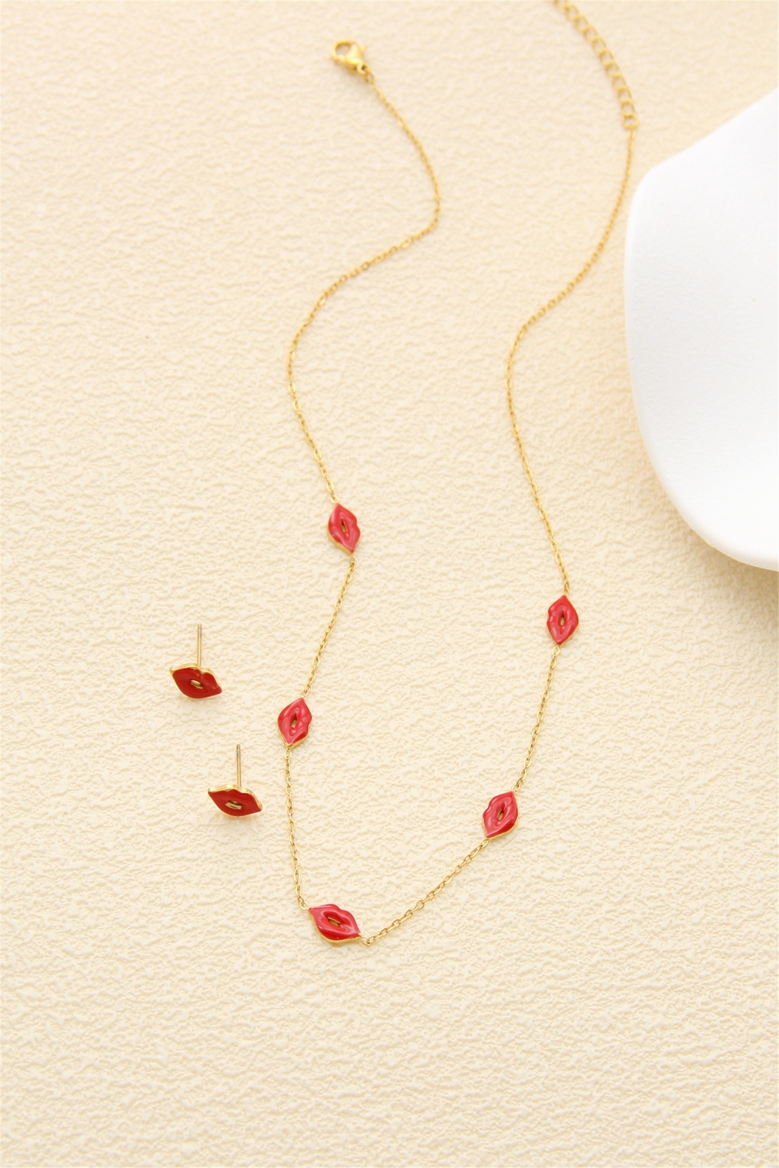 Grossiste Bellissima - Parure lèvres émaillées rouges – Acier inoxydable doré
