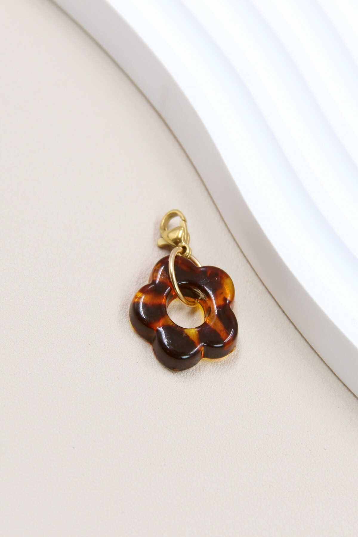 Wholesaler Bellissima - Leopard Resin Flower Charm Pendant with Stainless Steel Carabiner