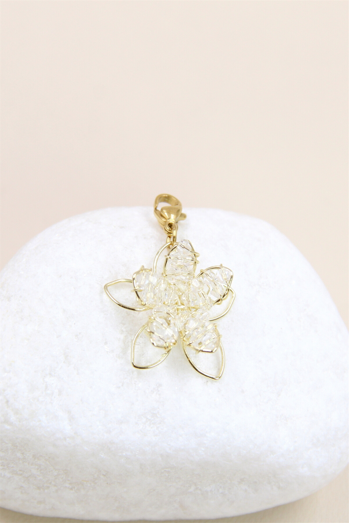 Großhändler Bellissima - Blumen-Charm-Anhänger aus Perlen und Edelstahl – florale Eleganz
