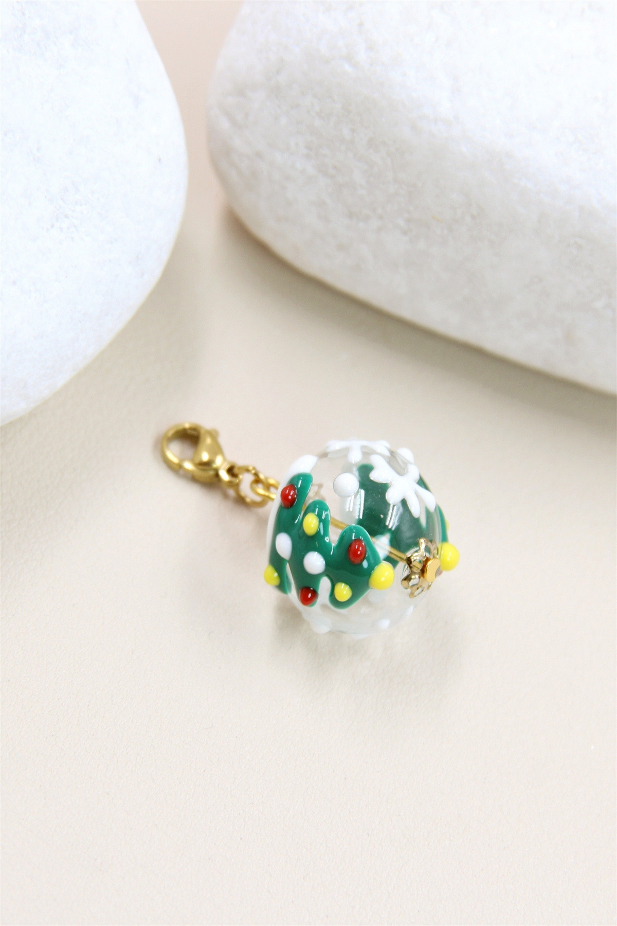 Grossiste Bellissima - Pendentif Charm Boule de Noël en Verre - Festif et Élégant