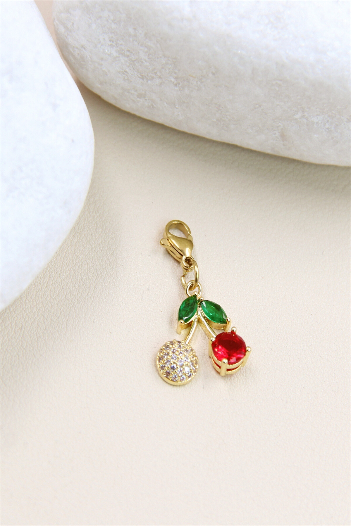 Grossiste Bellissima - Pendentif Cerise Orné de Strass en Acier Inoxydable - Élégance Brillante