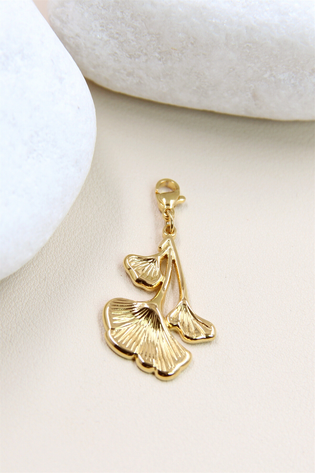 Grossiste Bellissima - Pendentif Feuille de Ginkgo en Acier Inoxydable - Élégance Naturelle