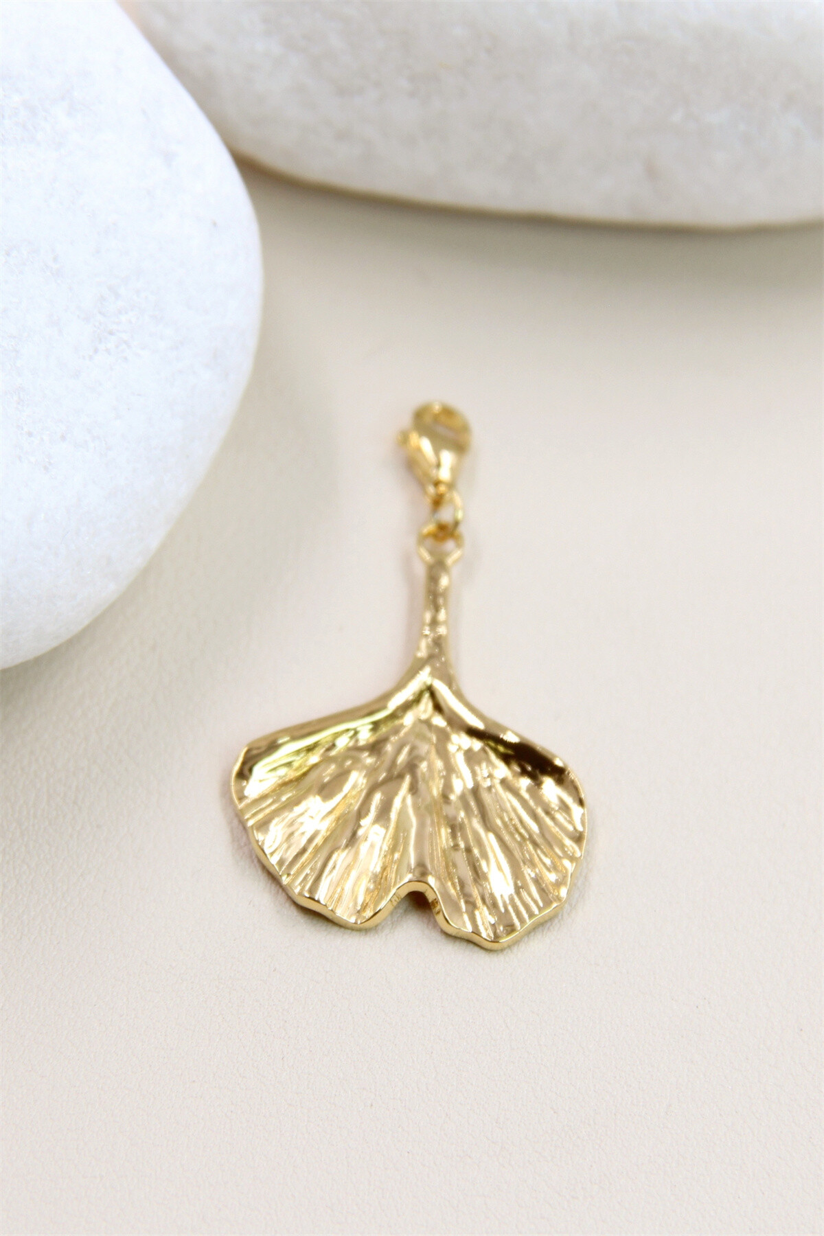 Großhändler Bellissima - Ginkgoblatt-Anhänger aus Edelstahl – natürliche Eleganz