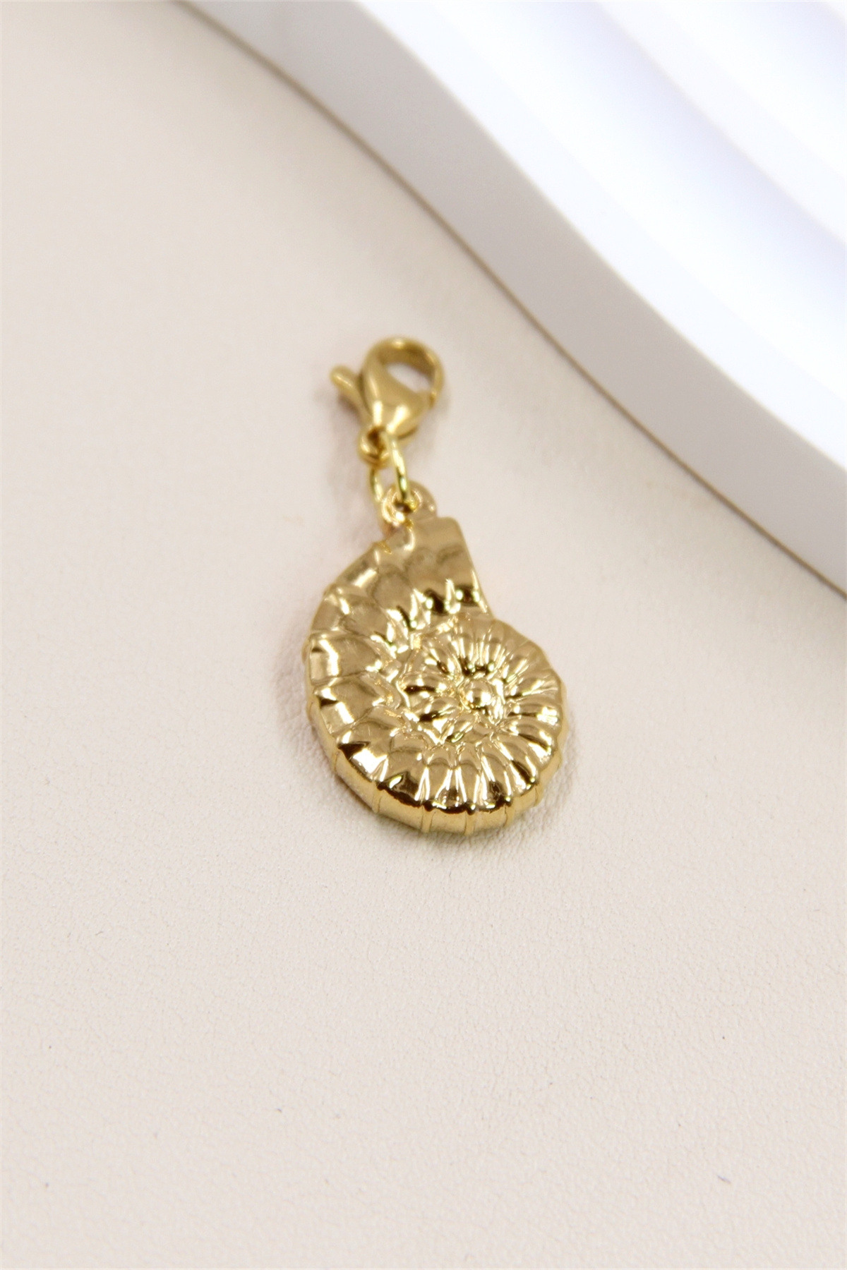 Grossiste Bellissima - Pendentif Coquillage Ammonite en Acier Inoxydable - Élégance et Brillance