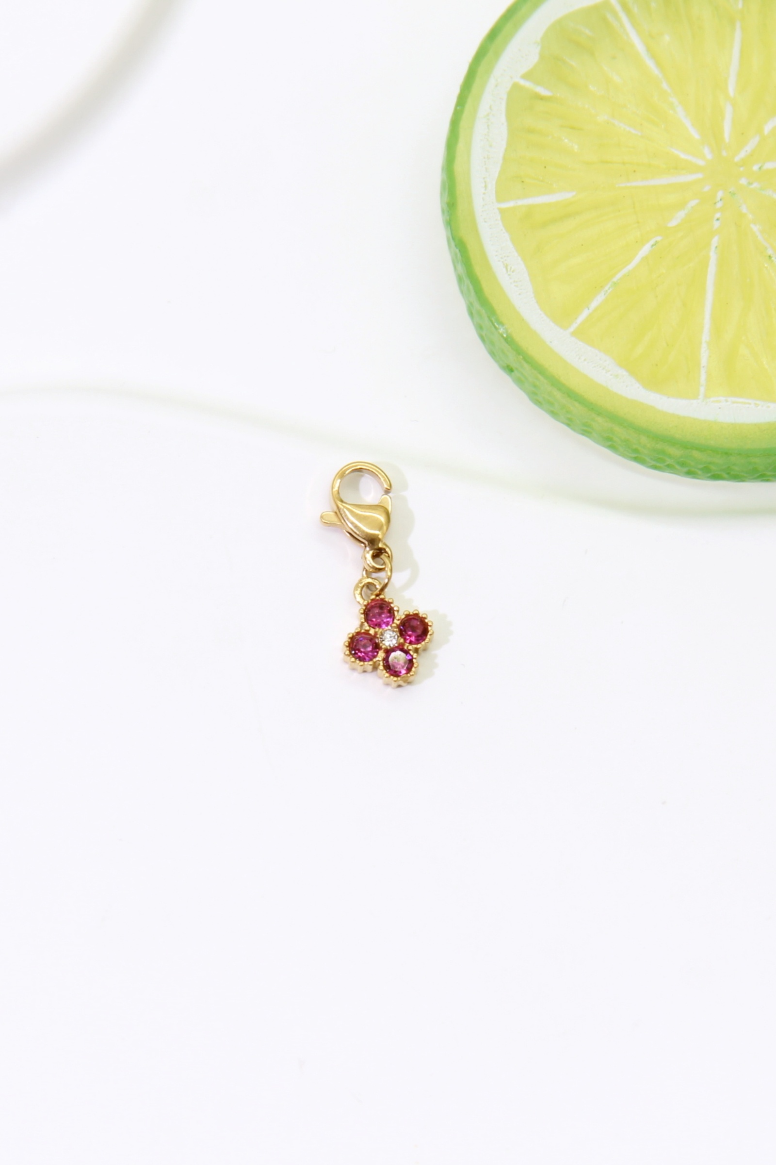 Grossiste Bellissima - Pendentif Fleur Strass Fuchsia Charms – Acier Inoxydable