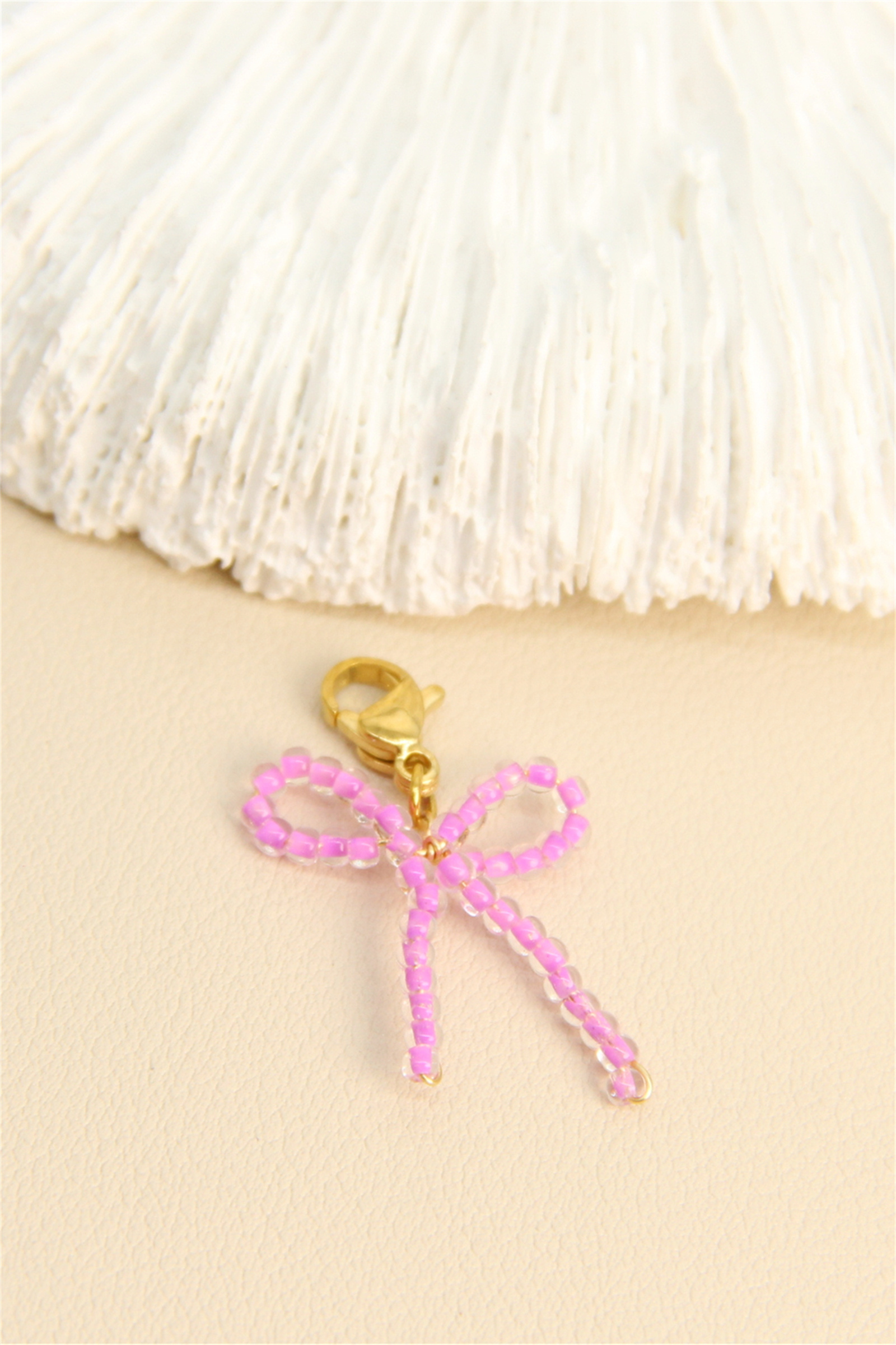 Grossiste Bellissima - Pendentif nœud rose en perles – Bijou fantaisie tendance