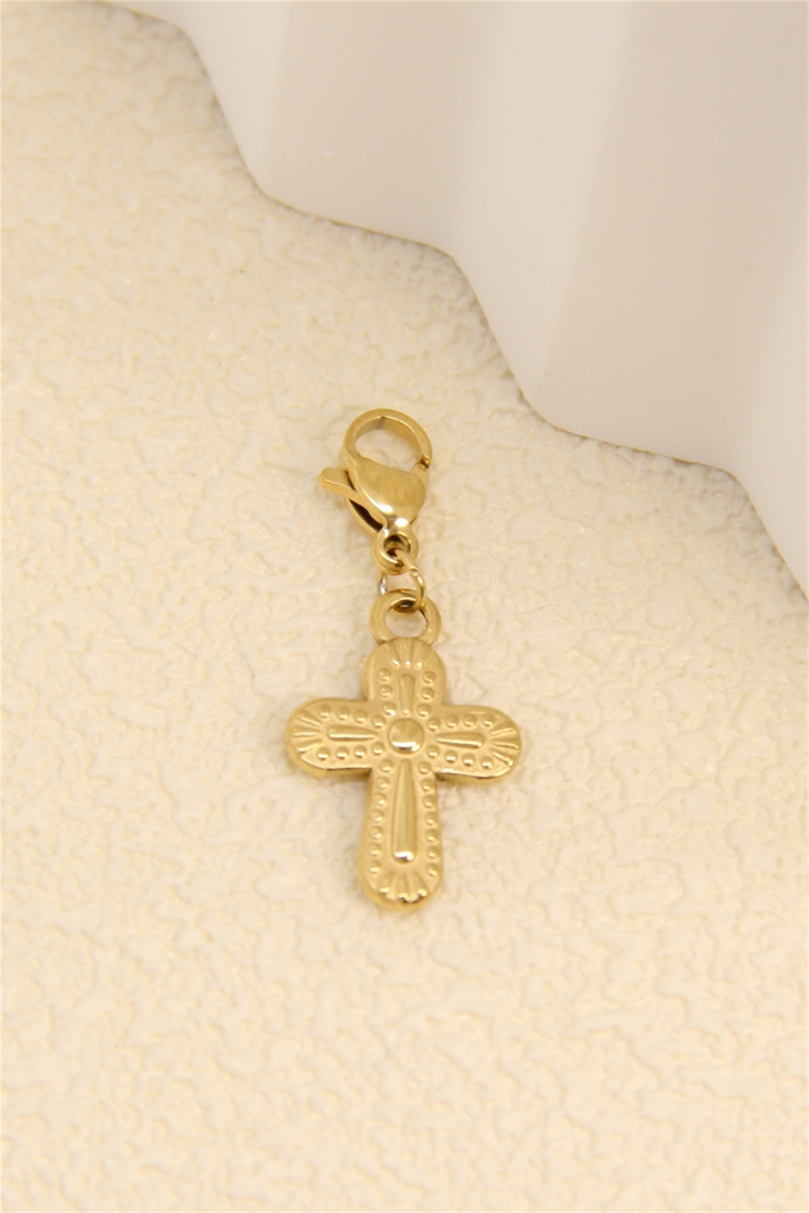Grossiste Bellissima - Charm Croix Dorée – Acier Inoxydable | Charms Élégant Intemporel