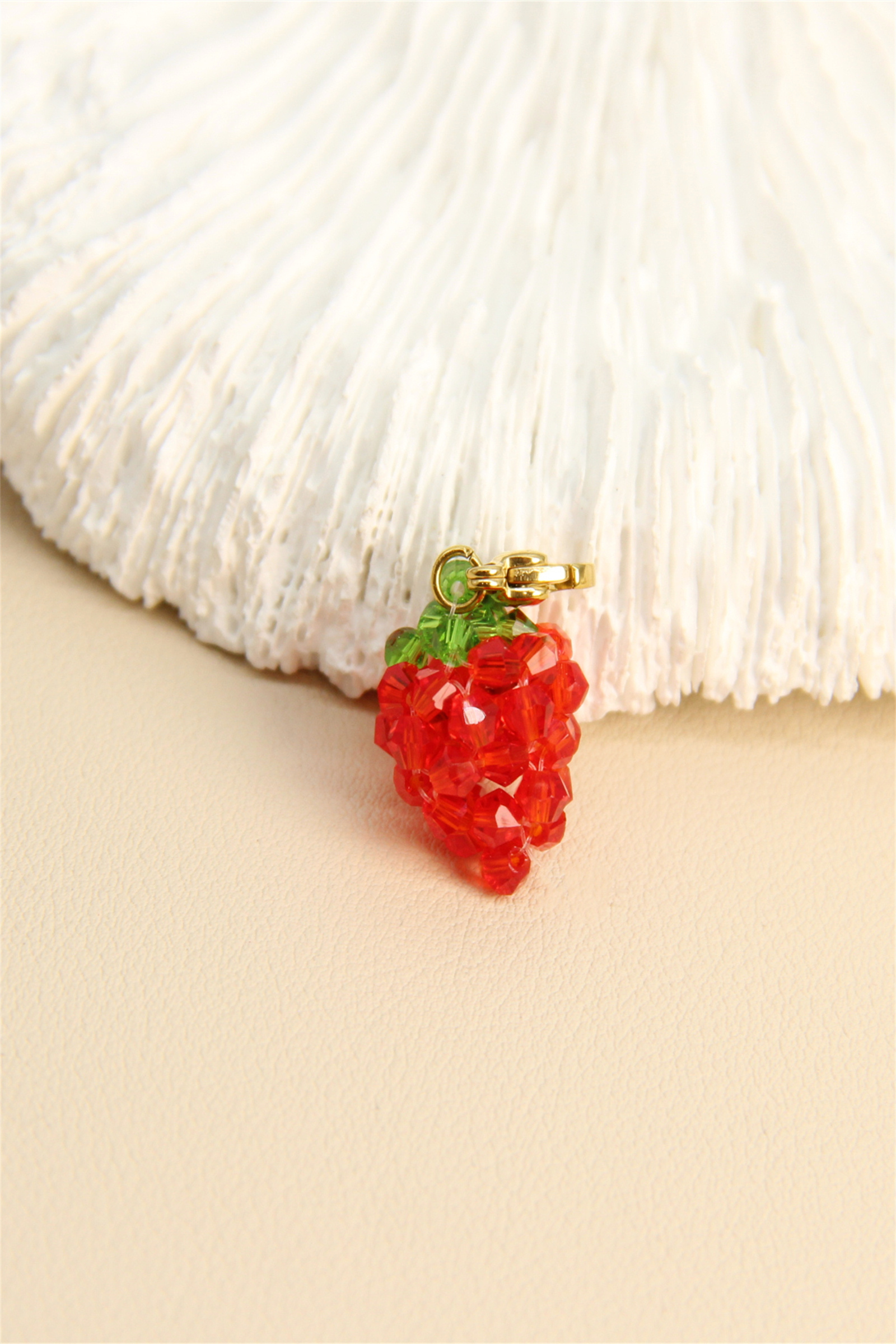 Grossiste Bellissima - Pendentif fraise en perles – Esprit gourmand et coloré