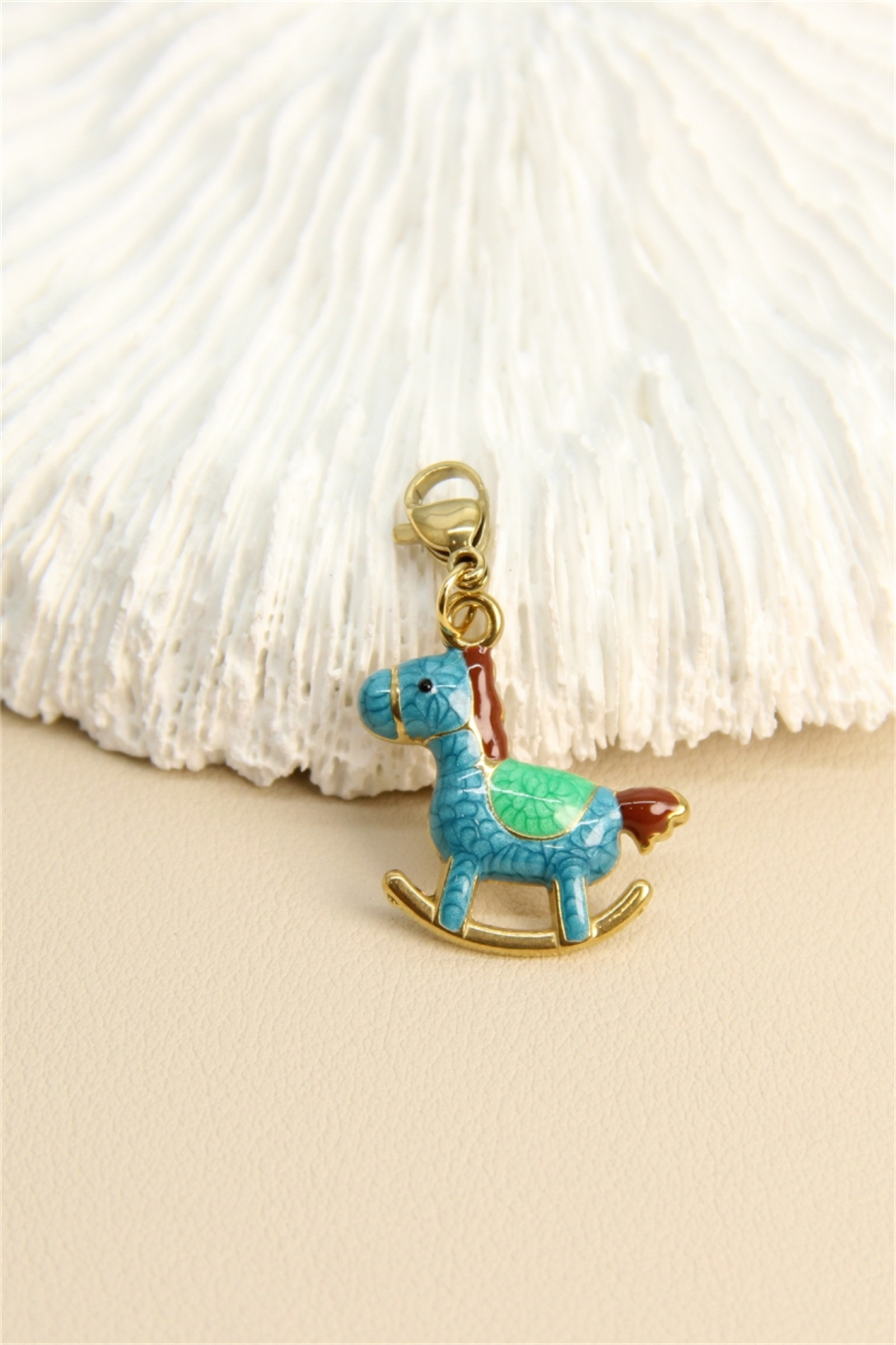 Grossiste Bellissima - Pendentif cheval à bascule – émaillé coloré
