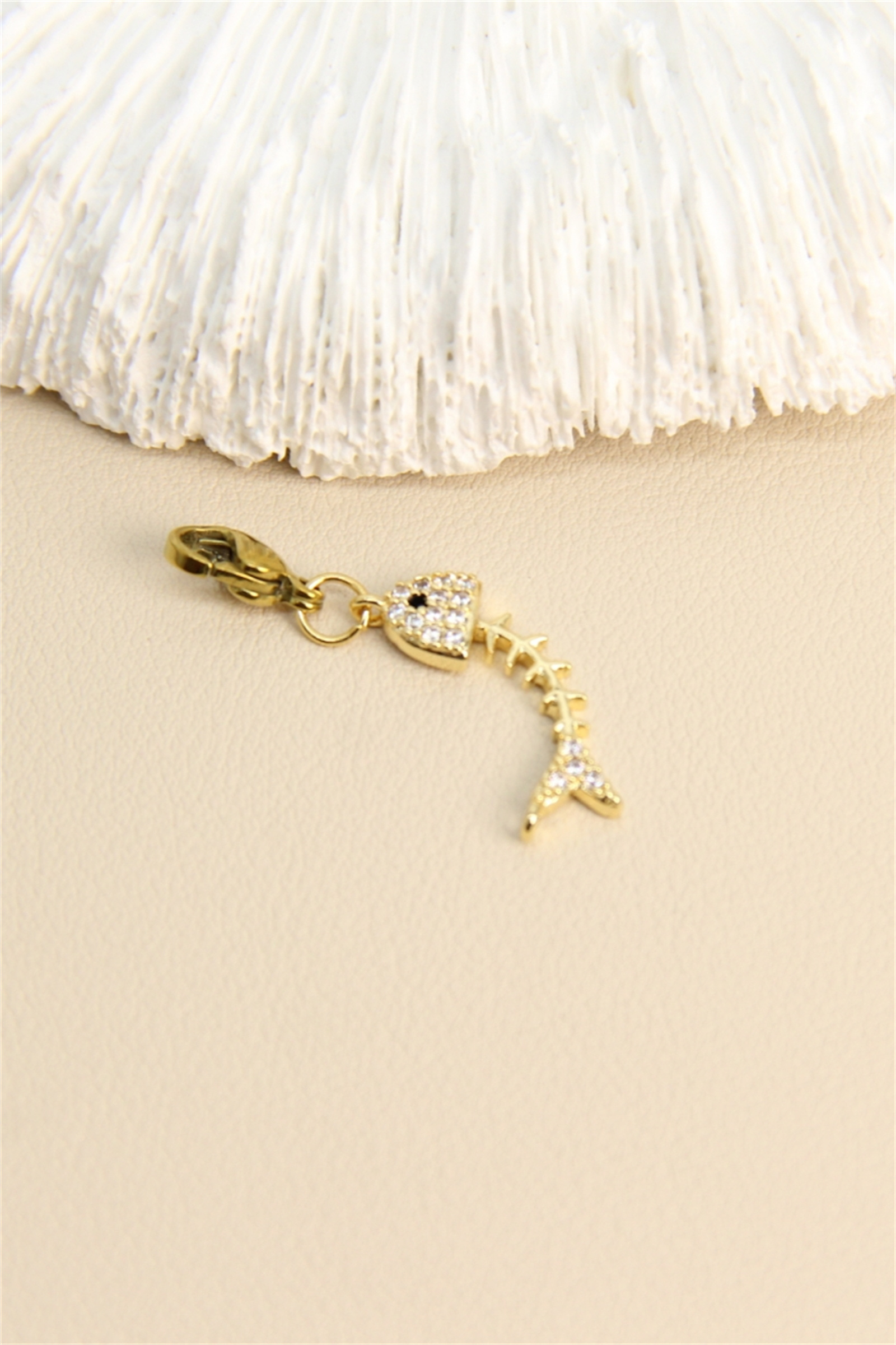 Grossiste Bellissima - Pendentif poisson en strass – acier inoxydable