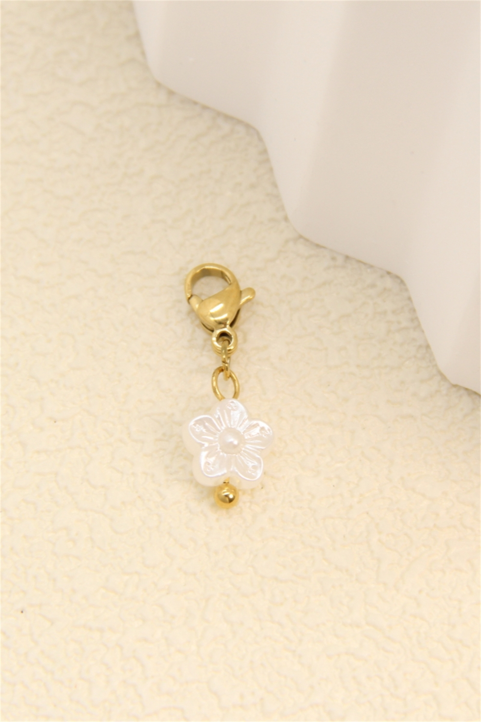 Grossiste Bellissima - Pendentif charms fleur nacrée – accessoire délicat pour personnaliser vos bijoux