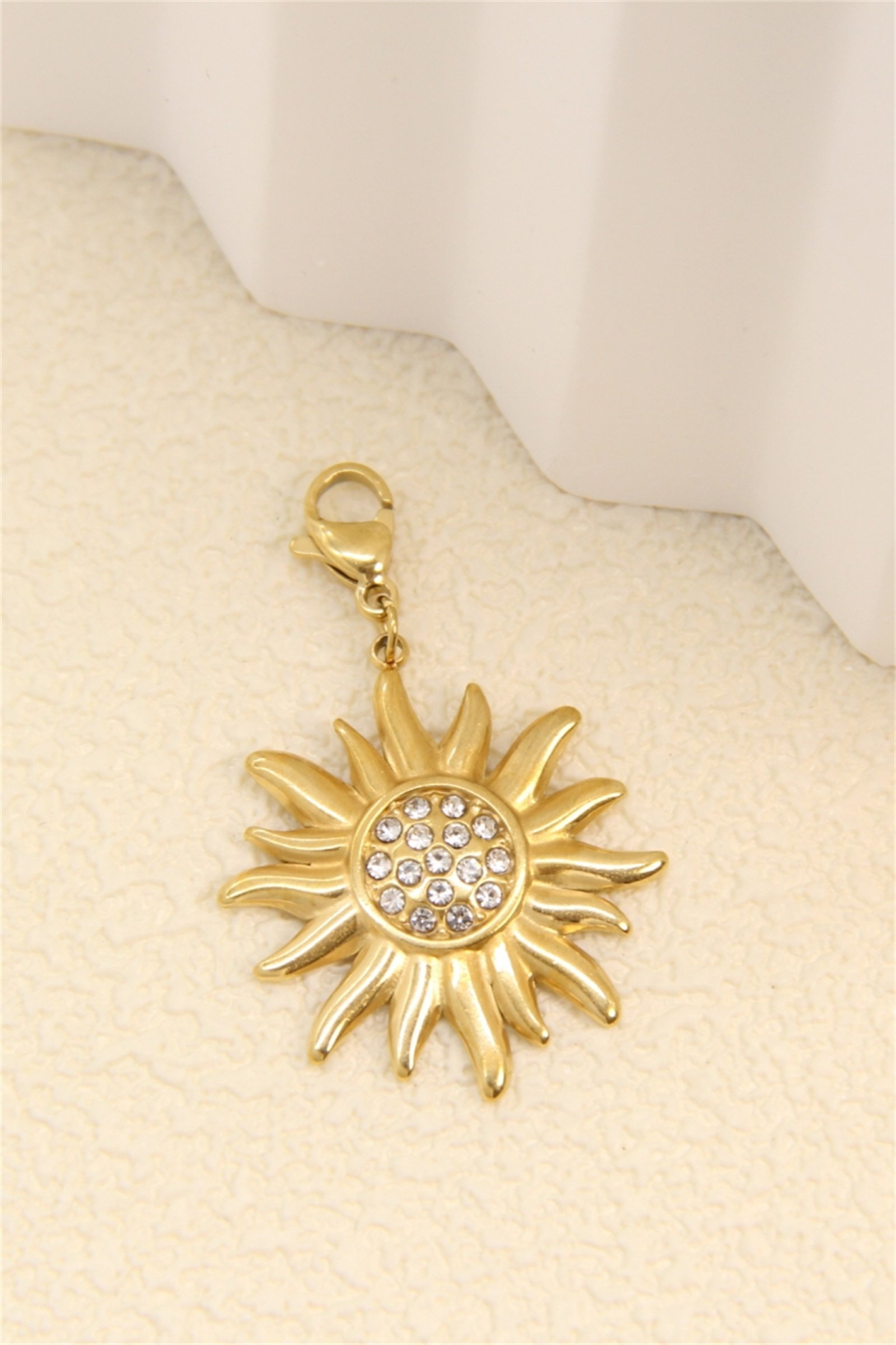Grossiste Bellissima - Pendentif charms soleil doré avec strass – accessoire lumineux pour personnaliser vos bijoux