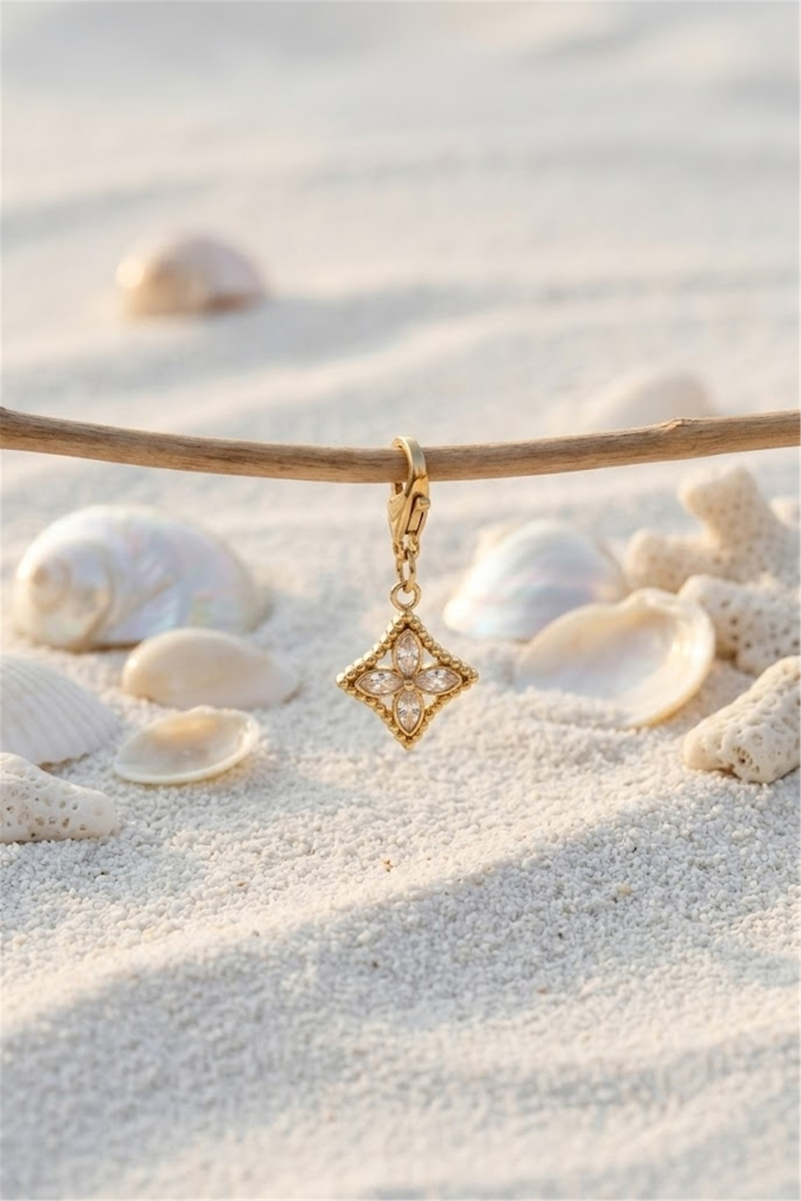 Grossiste Bellissima - Charms Fleur Zircon en Acier Inoxydable – Raffinement et Brillance