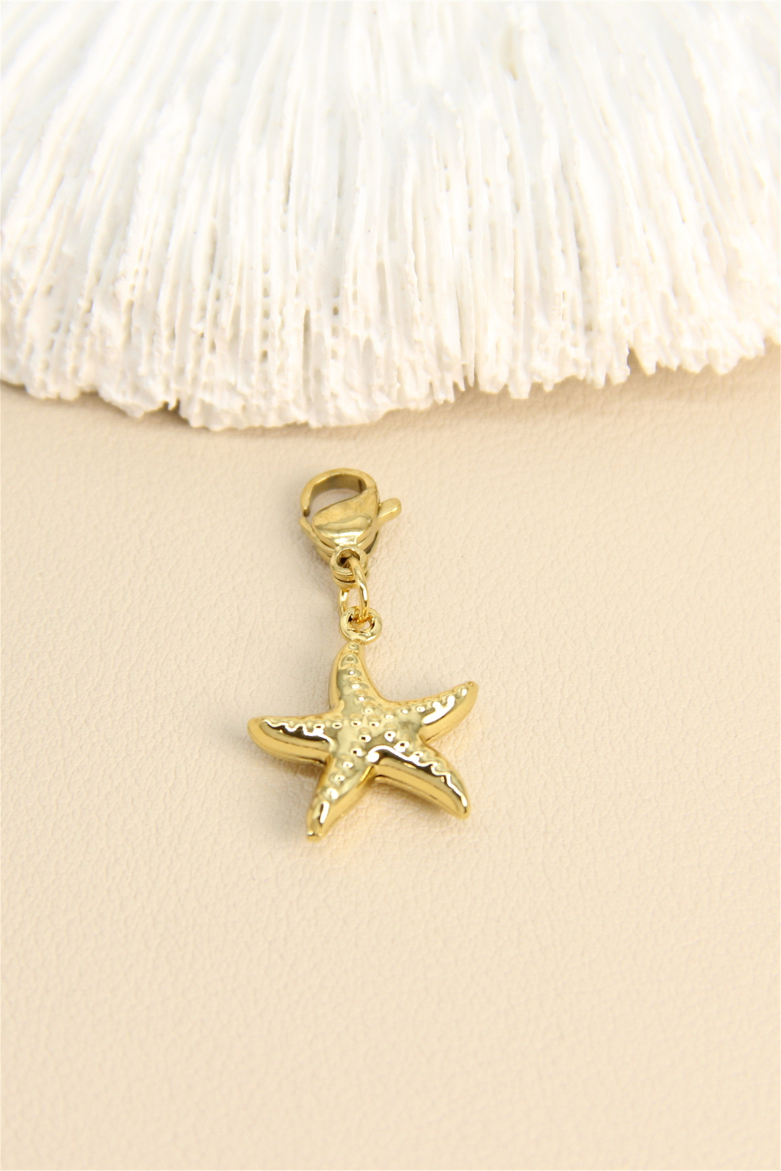 Grossiste Bellissima - Pendentif étoile de mer dorée – Bijou marin tendance