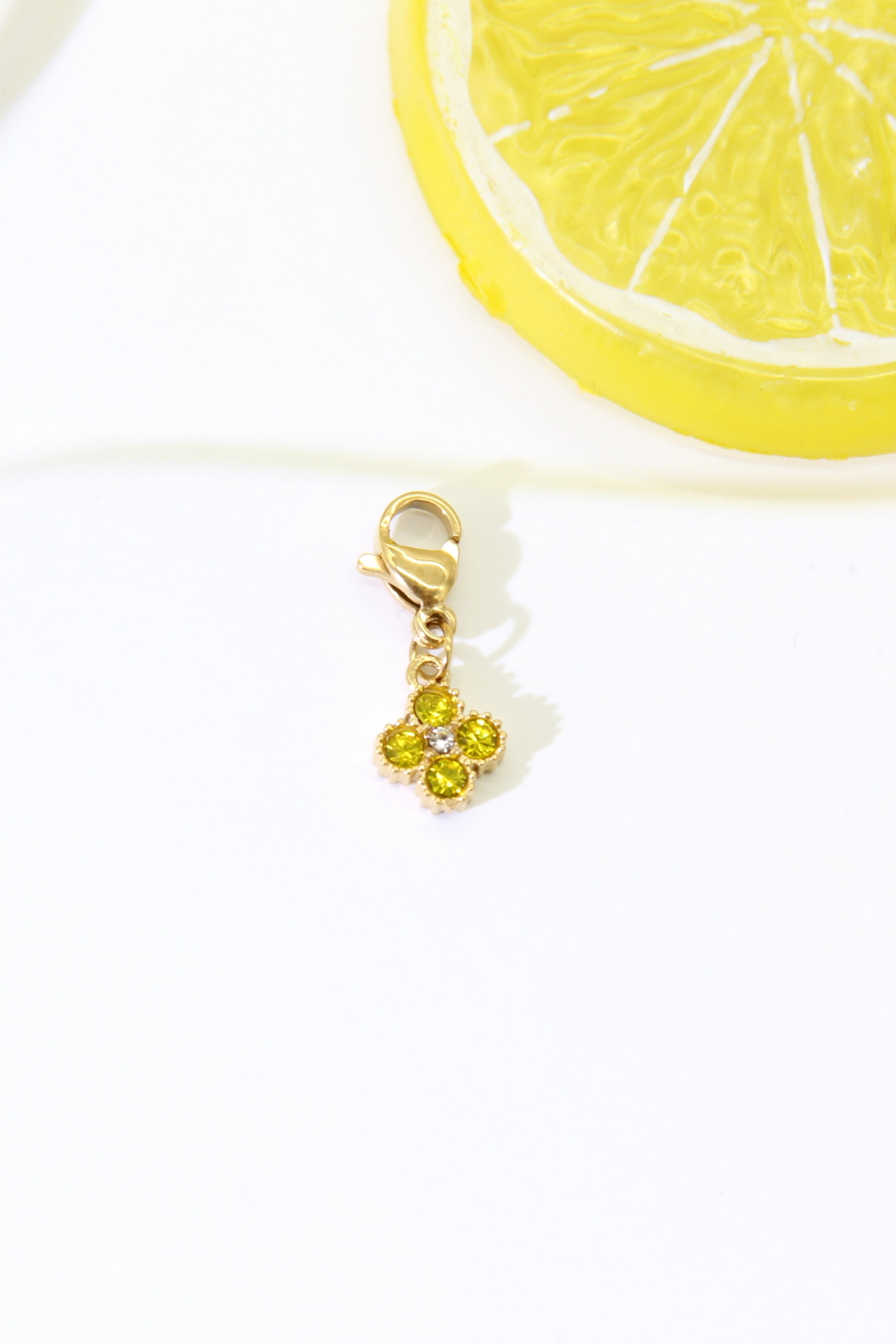 Grossiste Bellissima - Pendentif Fleur Strass Jaune Charms – Acier Inoxydable