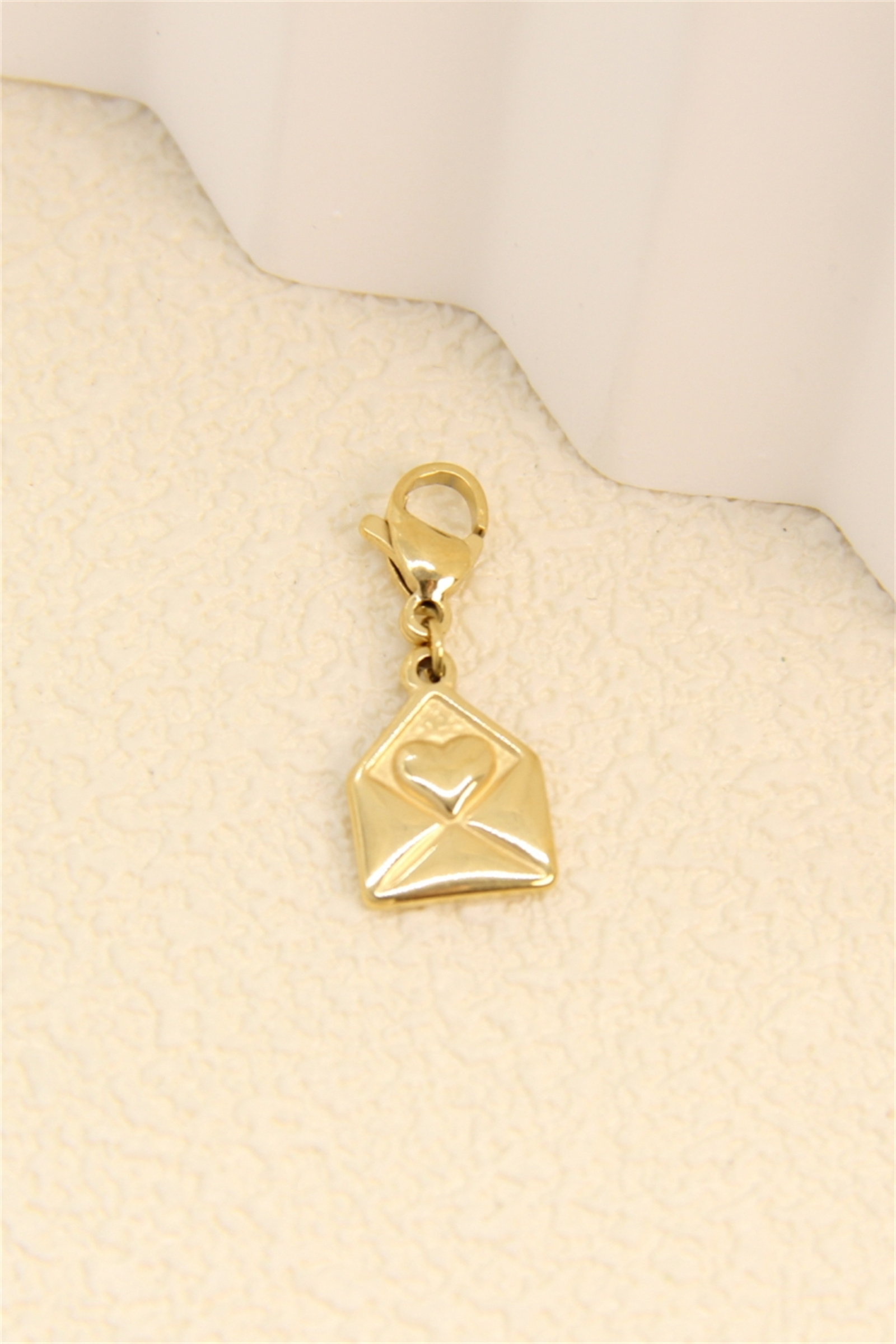 Grossiste Bellissima - Pendentif charms enveloppe cœur doré – accessoire romantique pour personnali