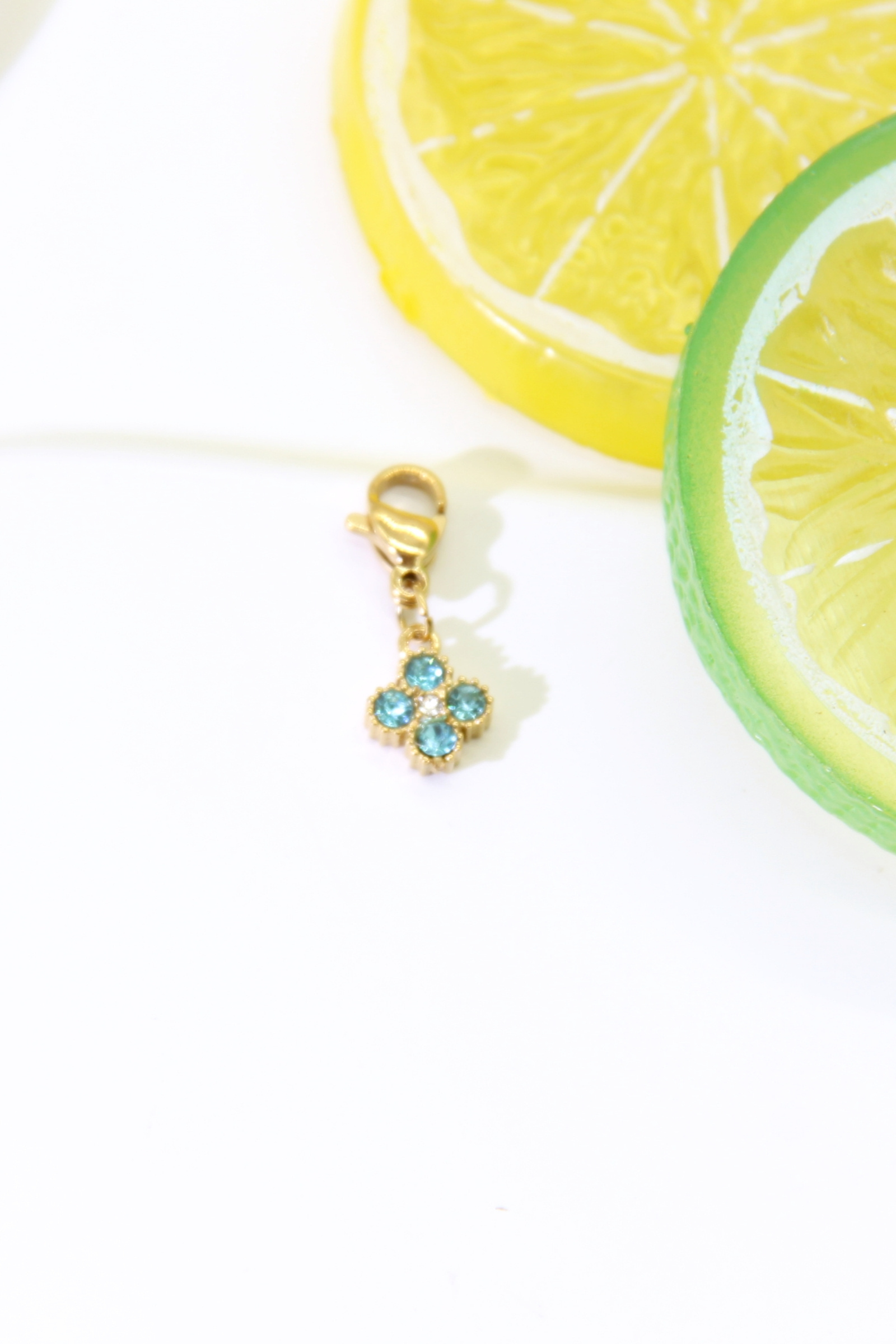 Grossiste Bellissima - Pendentif Fleur Strass Bleu Charms – Acier Inoxydable