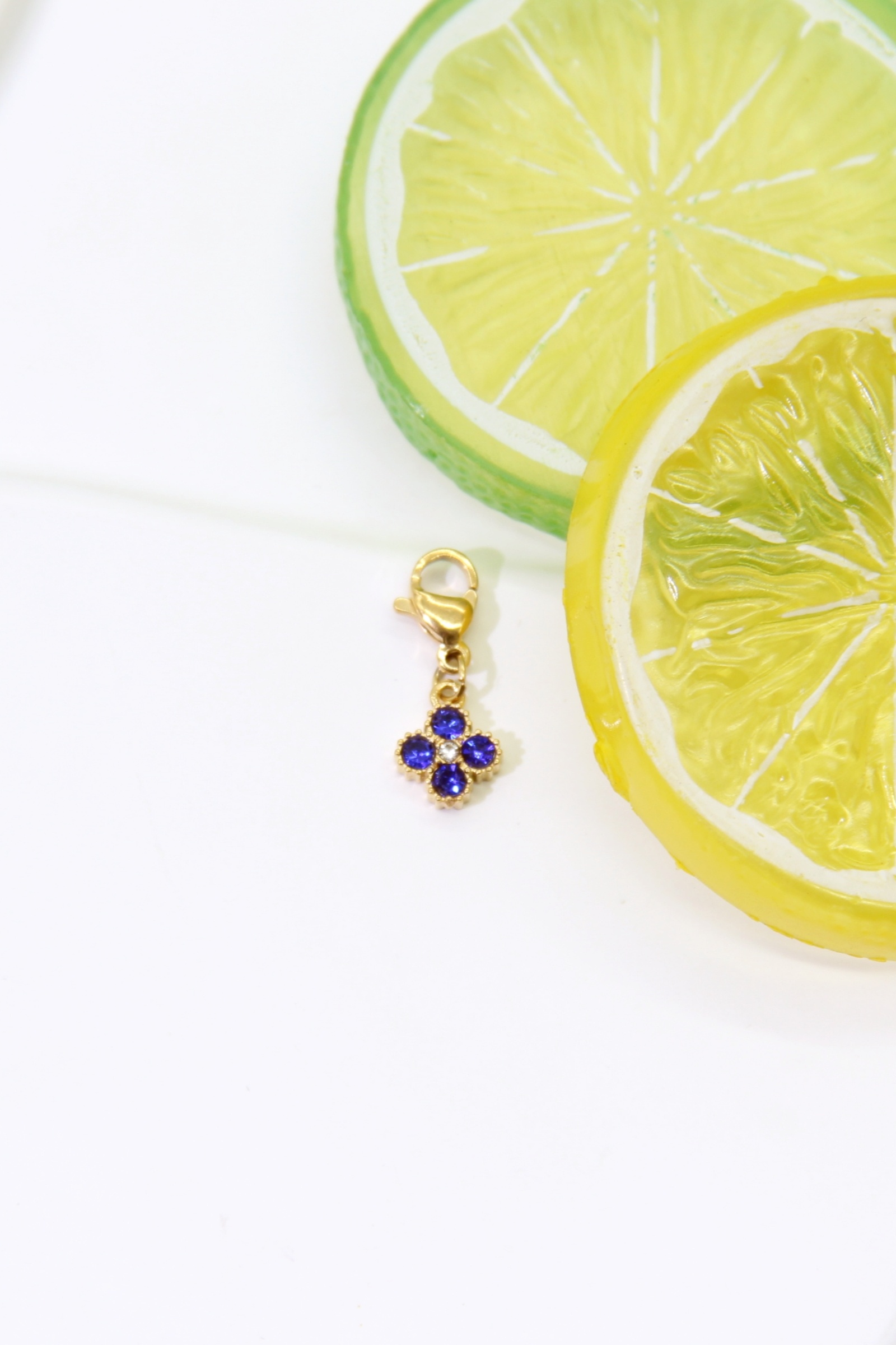 Grossiste Bellissima - Pendentif Fleur Strass Bleu Charms – Acier Inoxydable