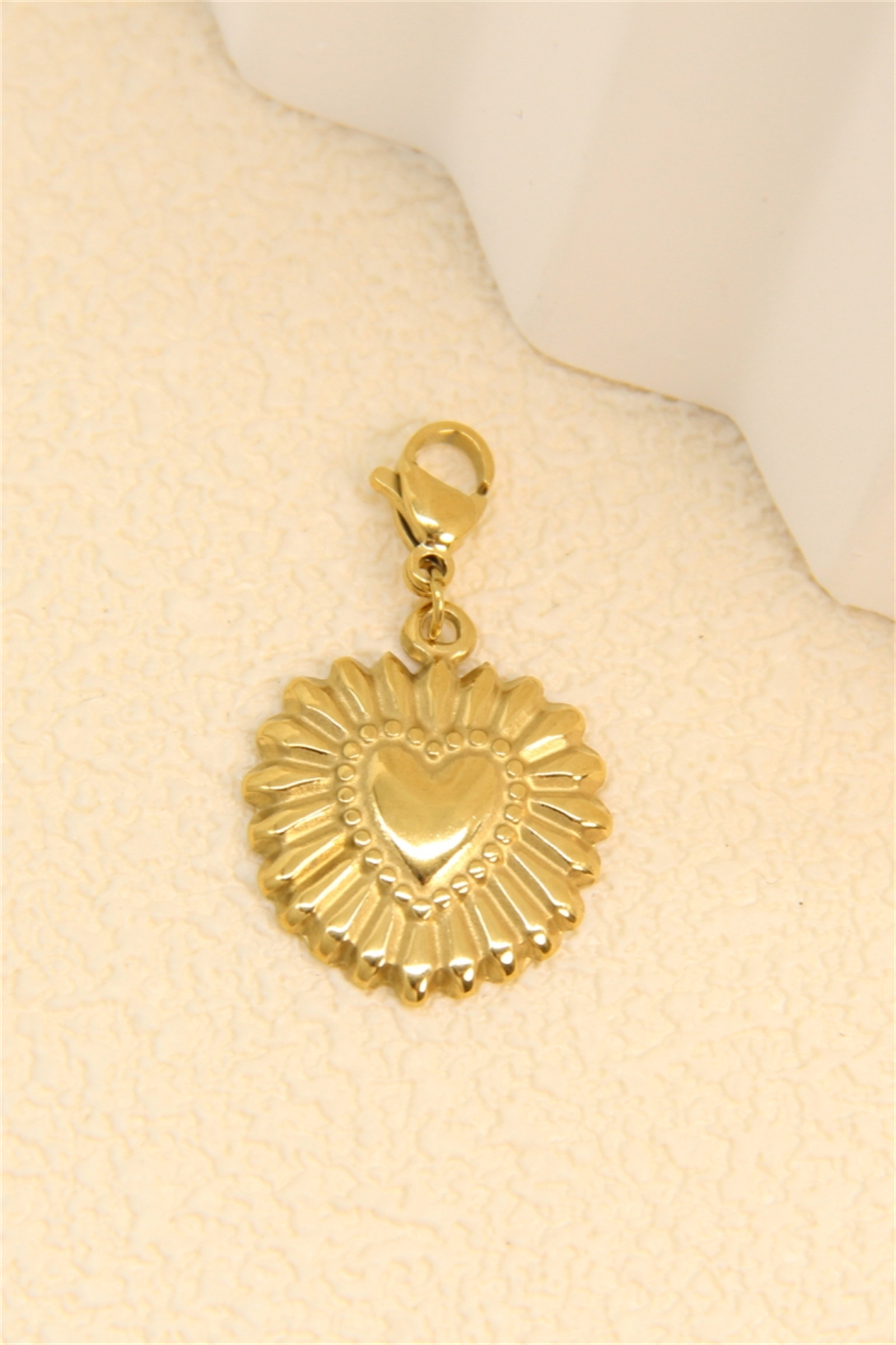 Grossiste Bellissima - Charm cœur sacré acier inoxydable doré – Pendentif personnalisé