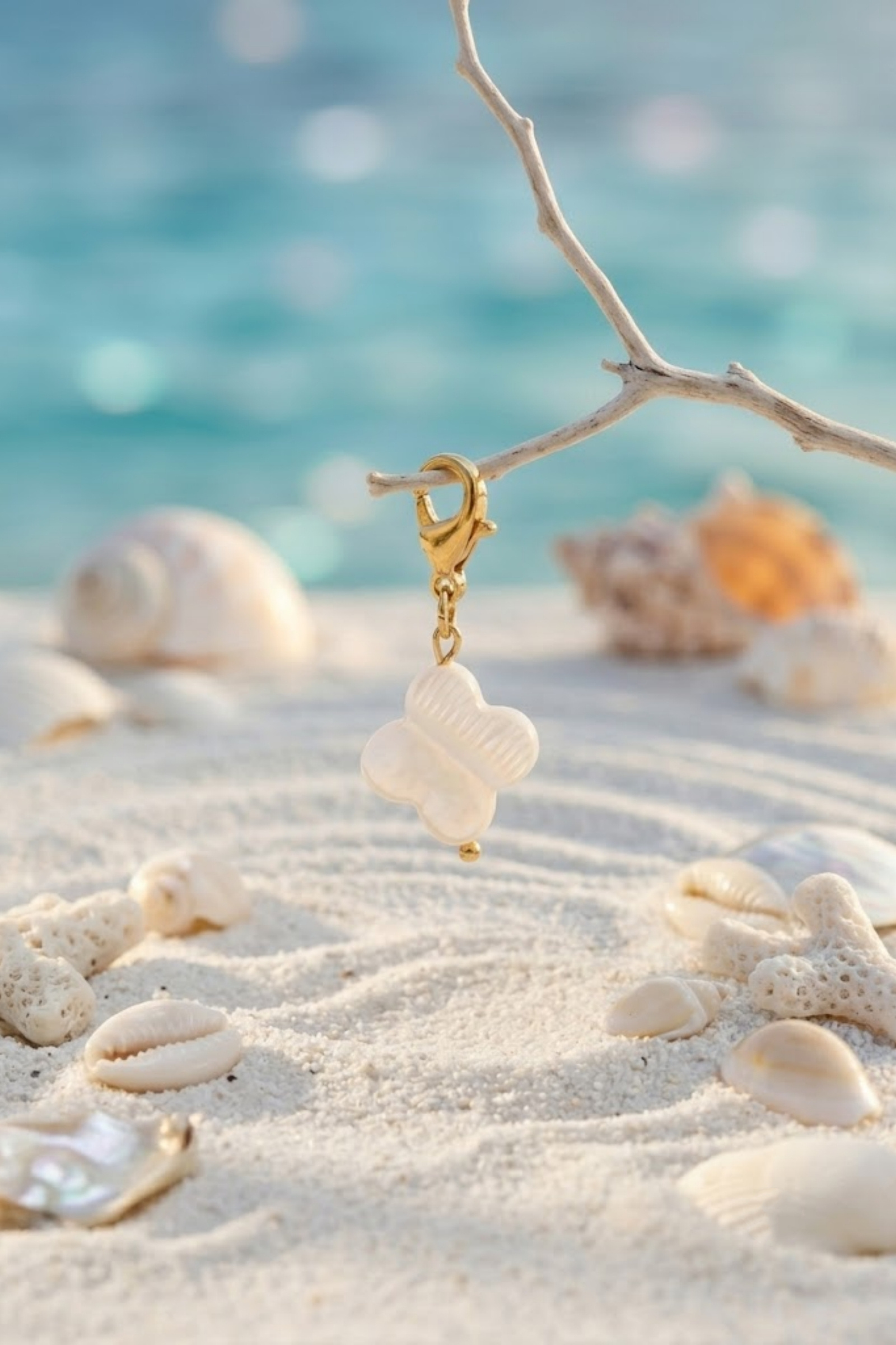 Grossiste Bellissima - Charms Trèfle Nacre Blanc en Acier Inoxydable – Élégance Intemporelle