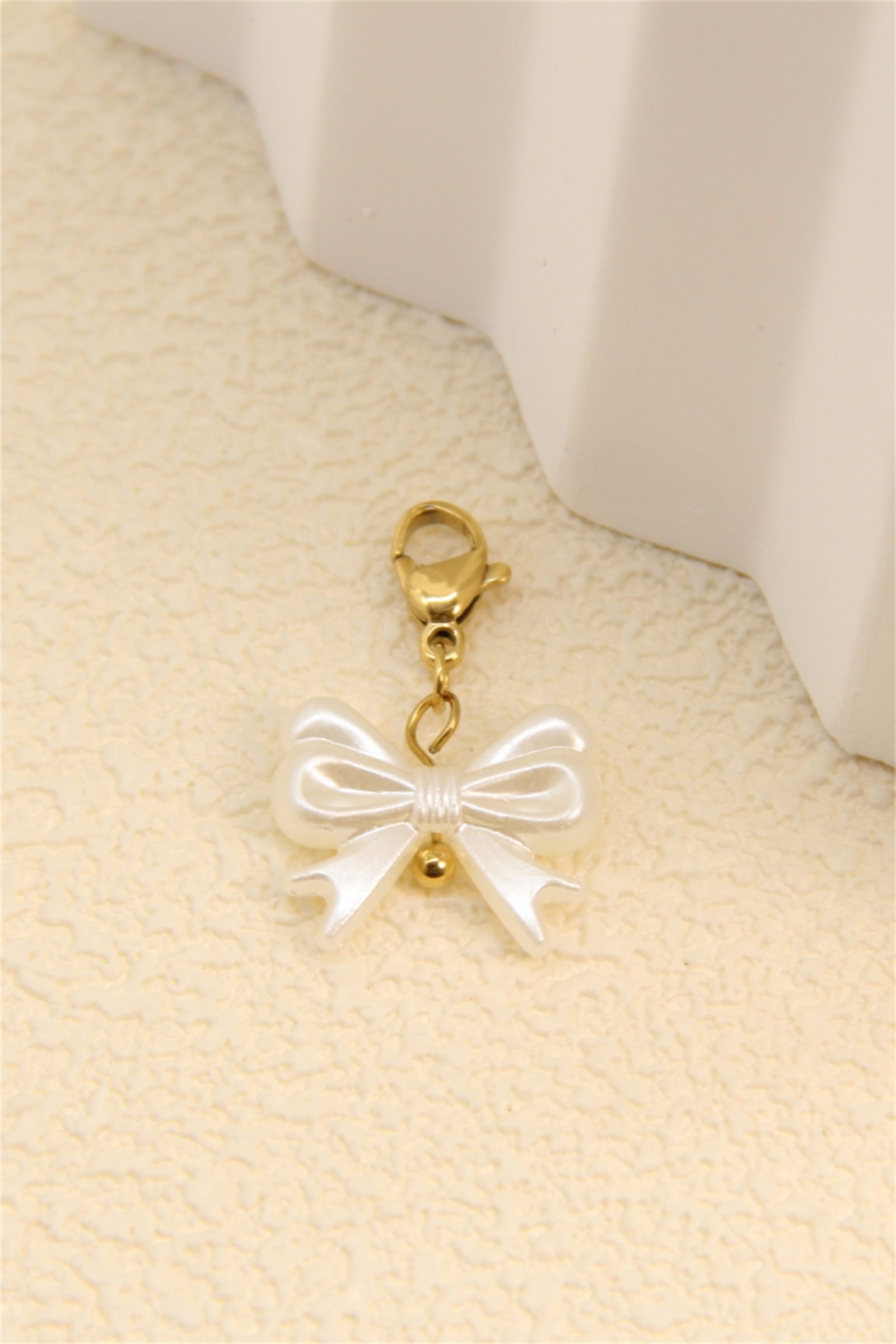 Grossiste Bellissima - Charm nœud perlé blanc acier inoxydable – Pendentif personnalisé élégant