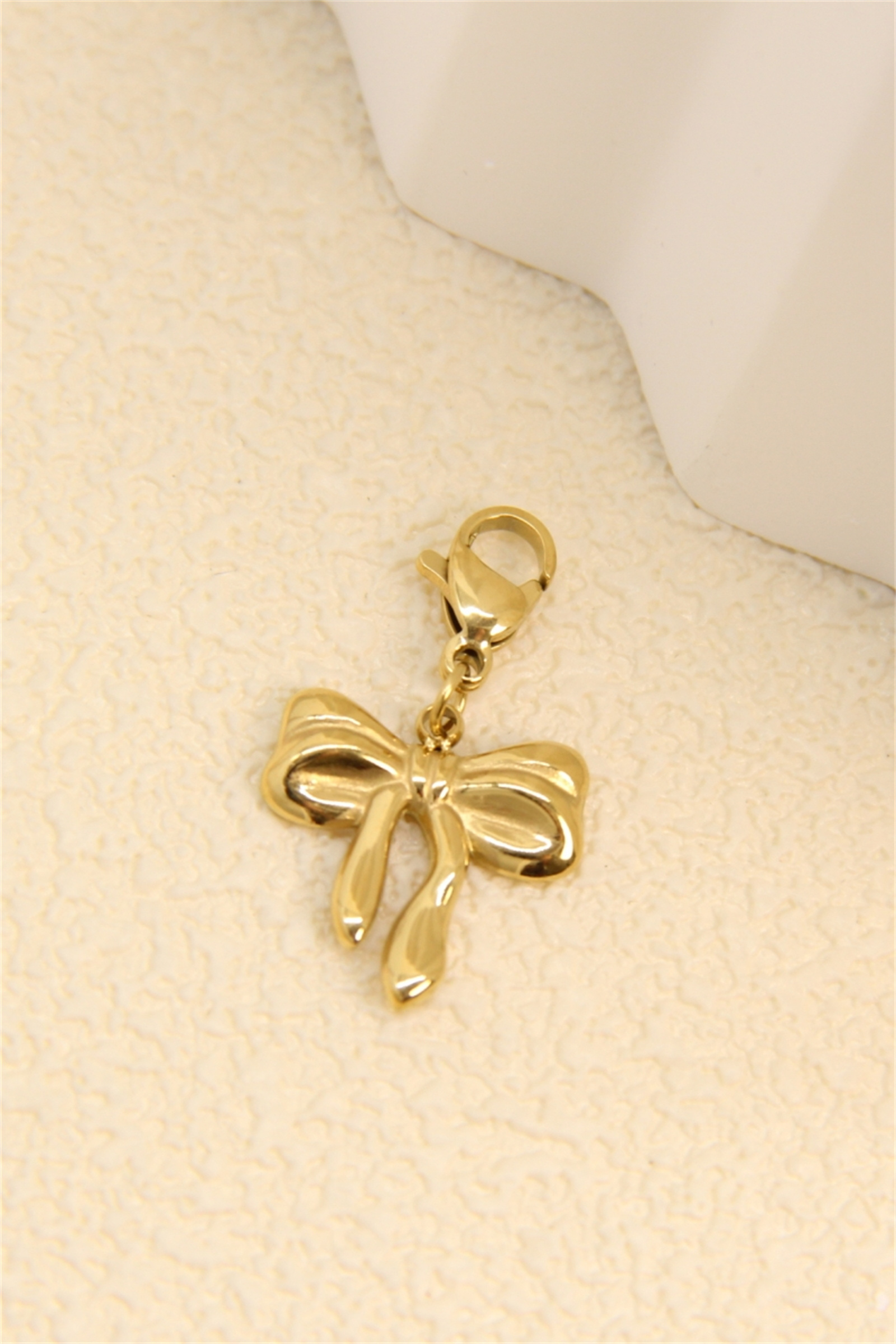 Grossiste Bellissima - Charm nœud acier inoxydable doré – Pendentif personnalisé élégant