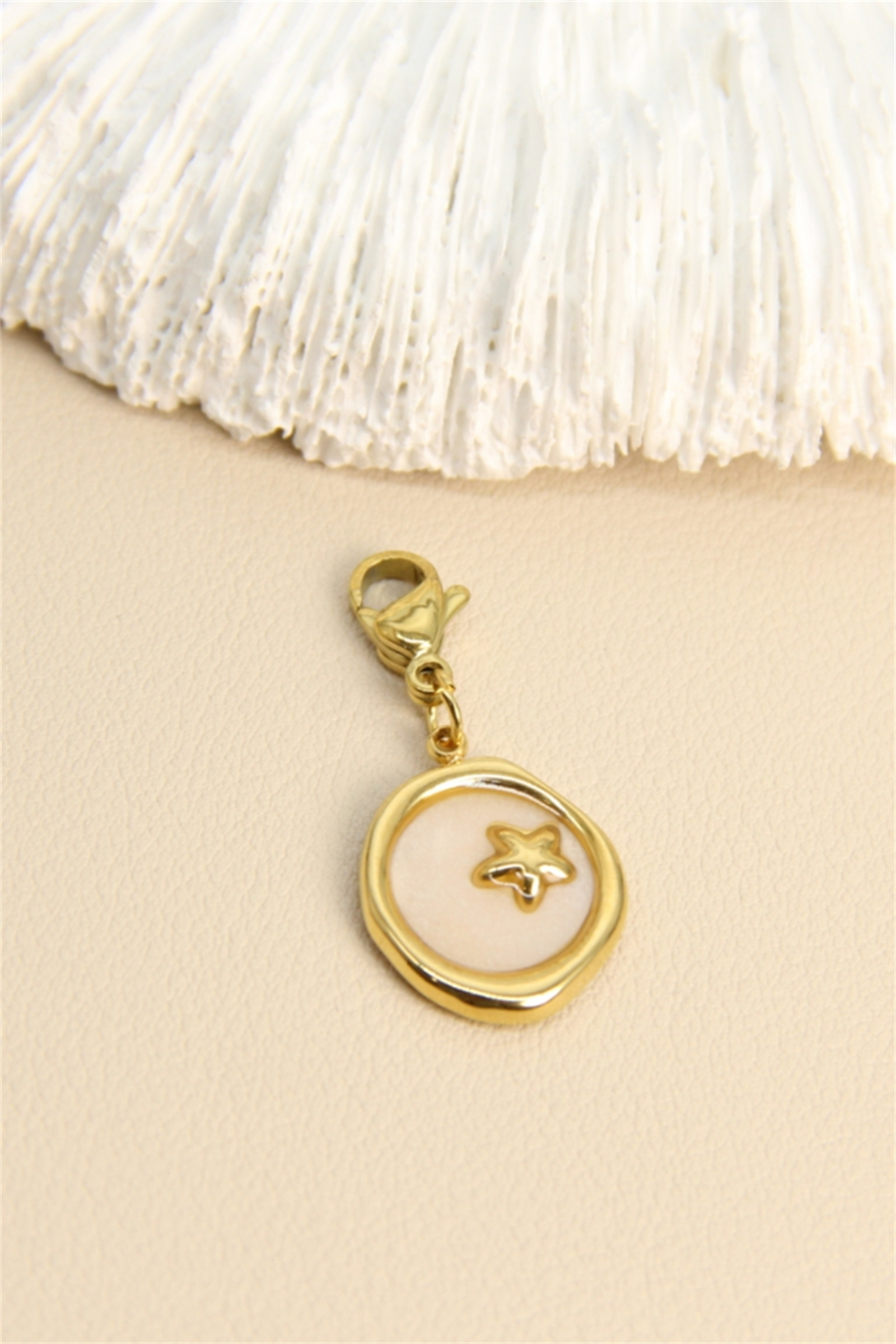 Grossiste Bellissima - Pendentif rond en acier inoxydable avec nacre et étoile