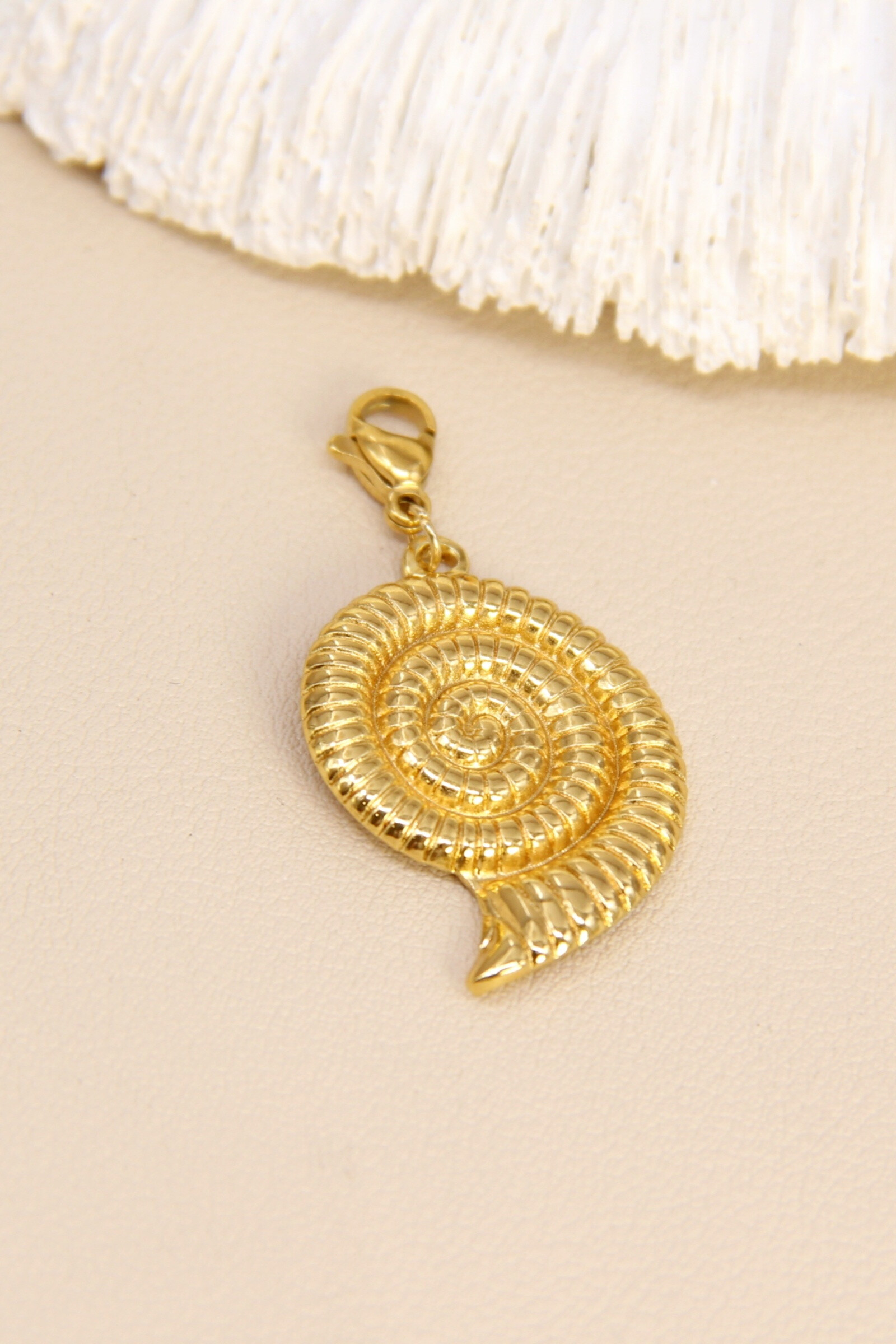 Wholesaler Bellissima - Golden spiral seashell charm in stainless steel - The elegance of the seabed