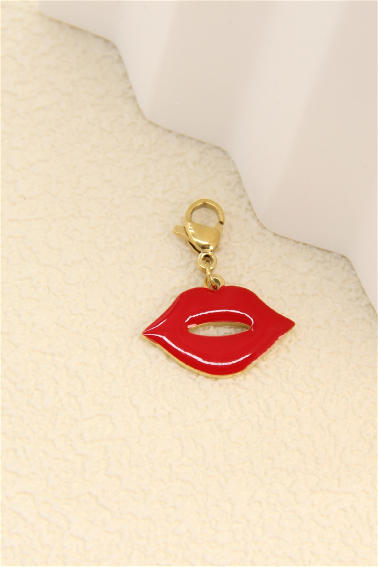 Grossiste Bellissima - Pendentif lèvres rouges émaillées – charms fun et glamour pour personnaliser vos bijoux
