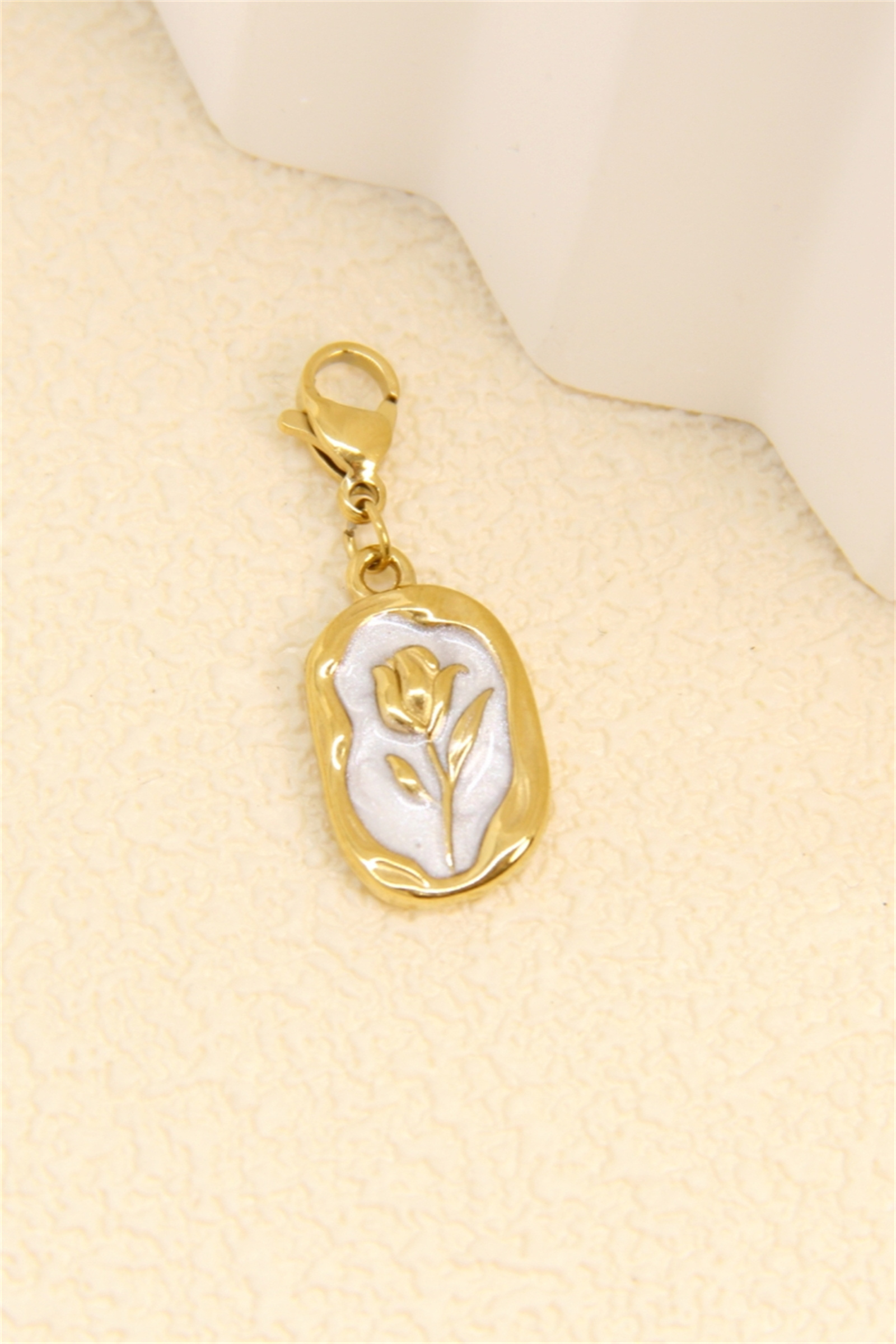 Grossiste Bellissima - Charm fleur émaillée blanche acier inoxydable doré – Pendentif personnalisé