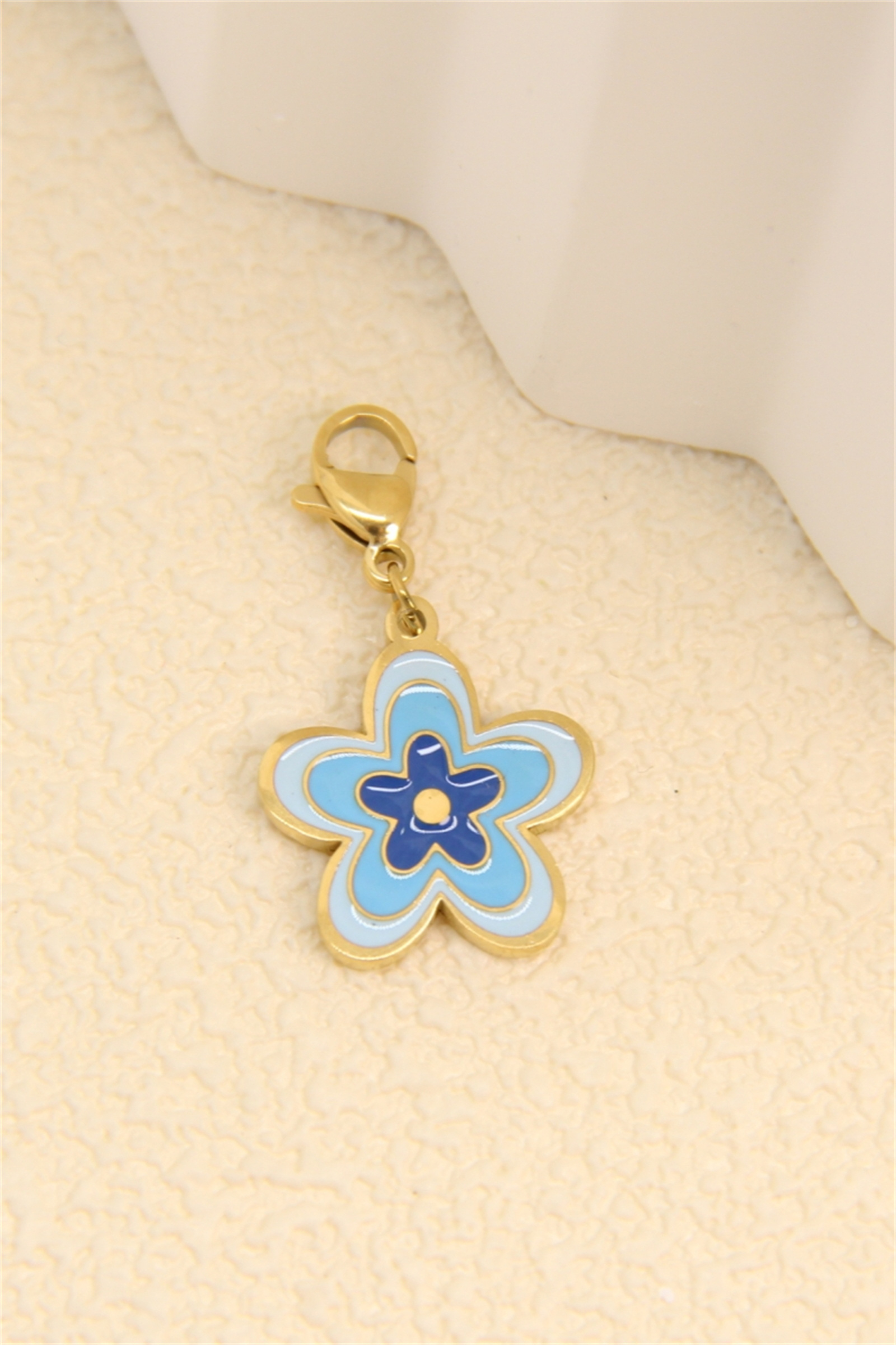 Grossiste Bellissima - Charm Fleur Personnalisable – Acier Inoxydable Doré | Charms Tendance