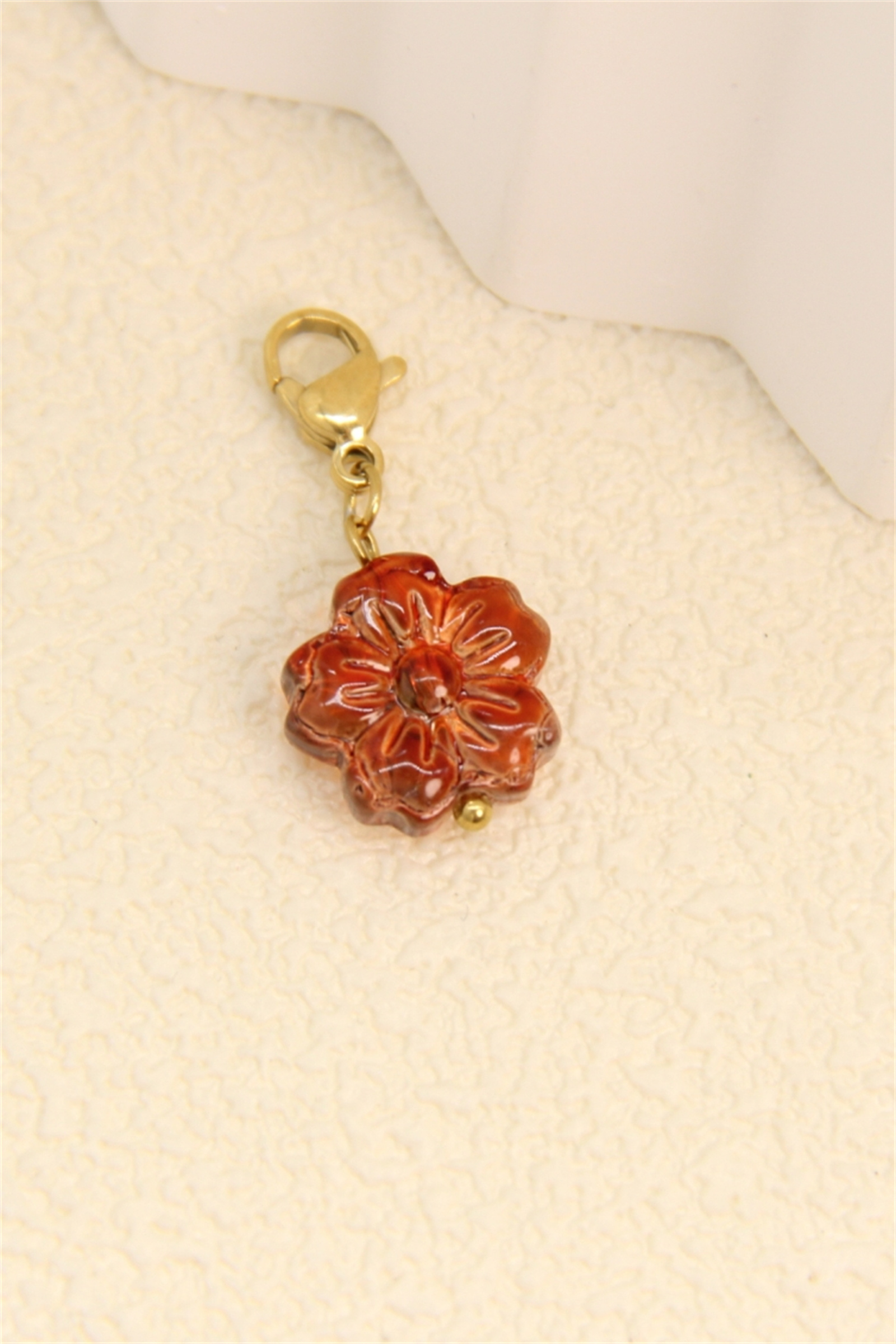 Grossiste Bellissima - Pendentif fleur sculptée caramel – charms chaleureux et tendance