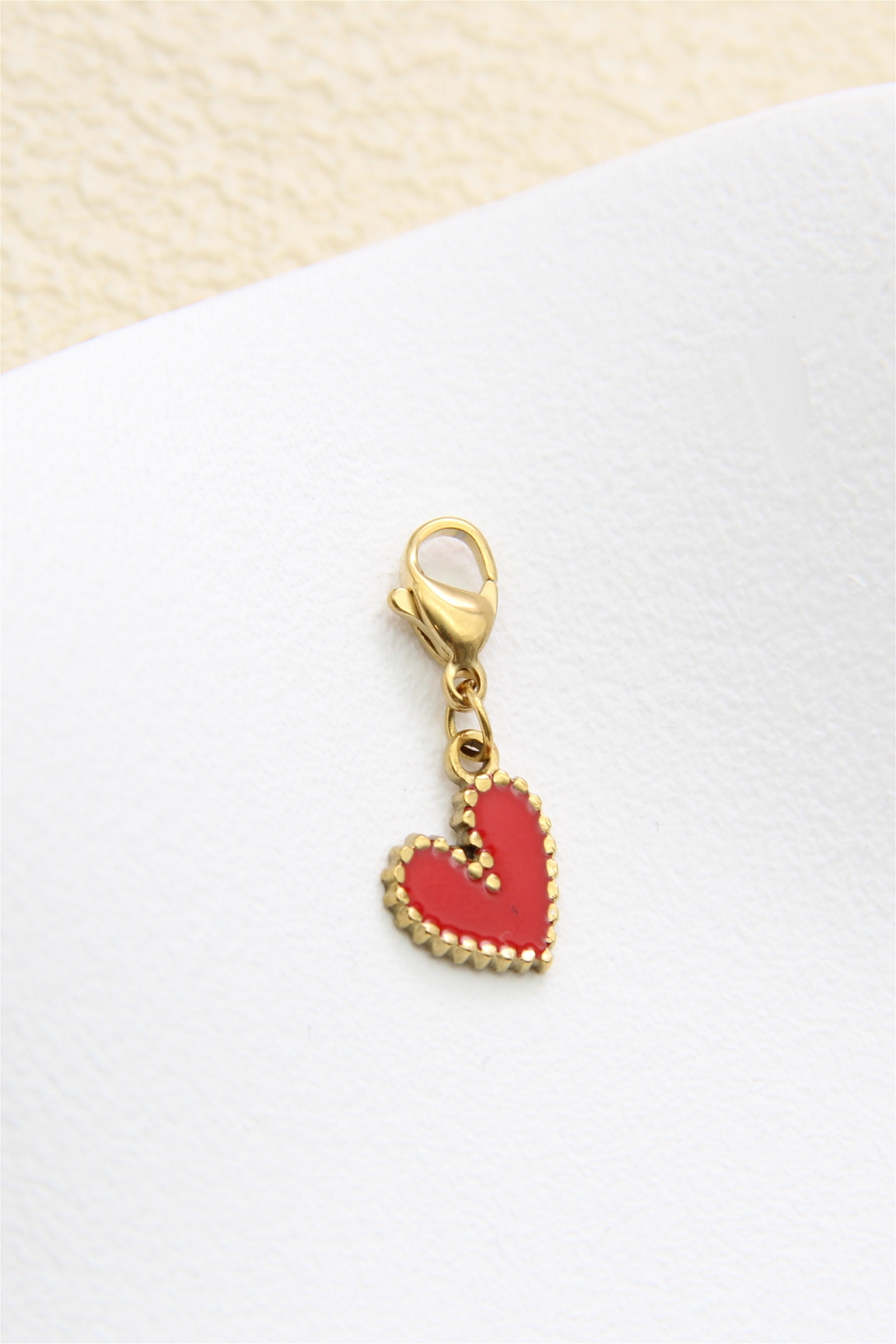 Grossiste Bellissima - Charms cœur émaillé doré – Pendentif accessoire tendance pour personnalise