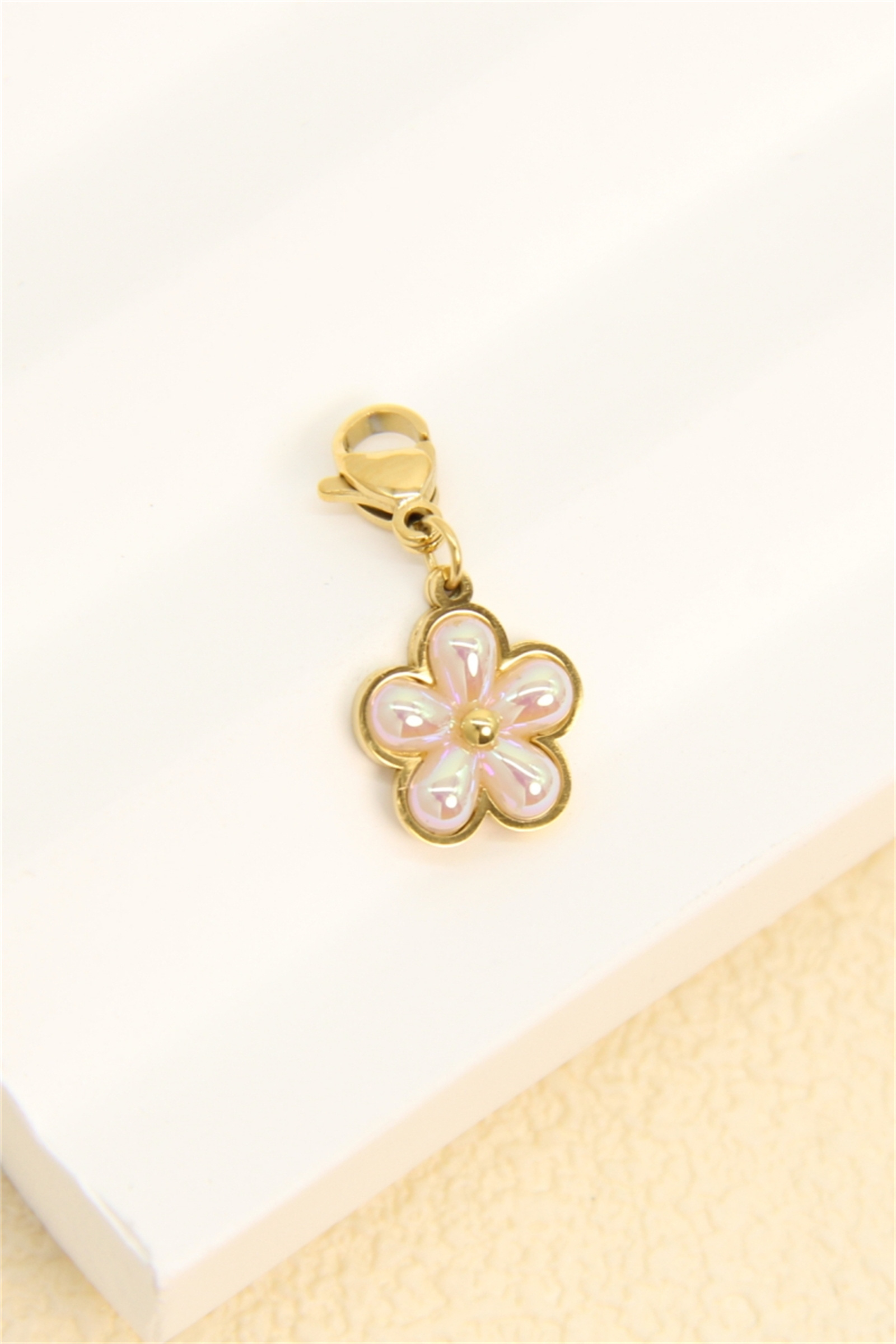 Grossiste Bellissima - Charm Fleur Nacrée – Acier Inoxydable Doré | Charms Élégant Féminin