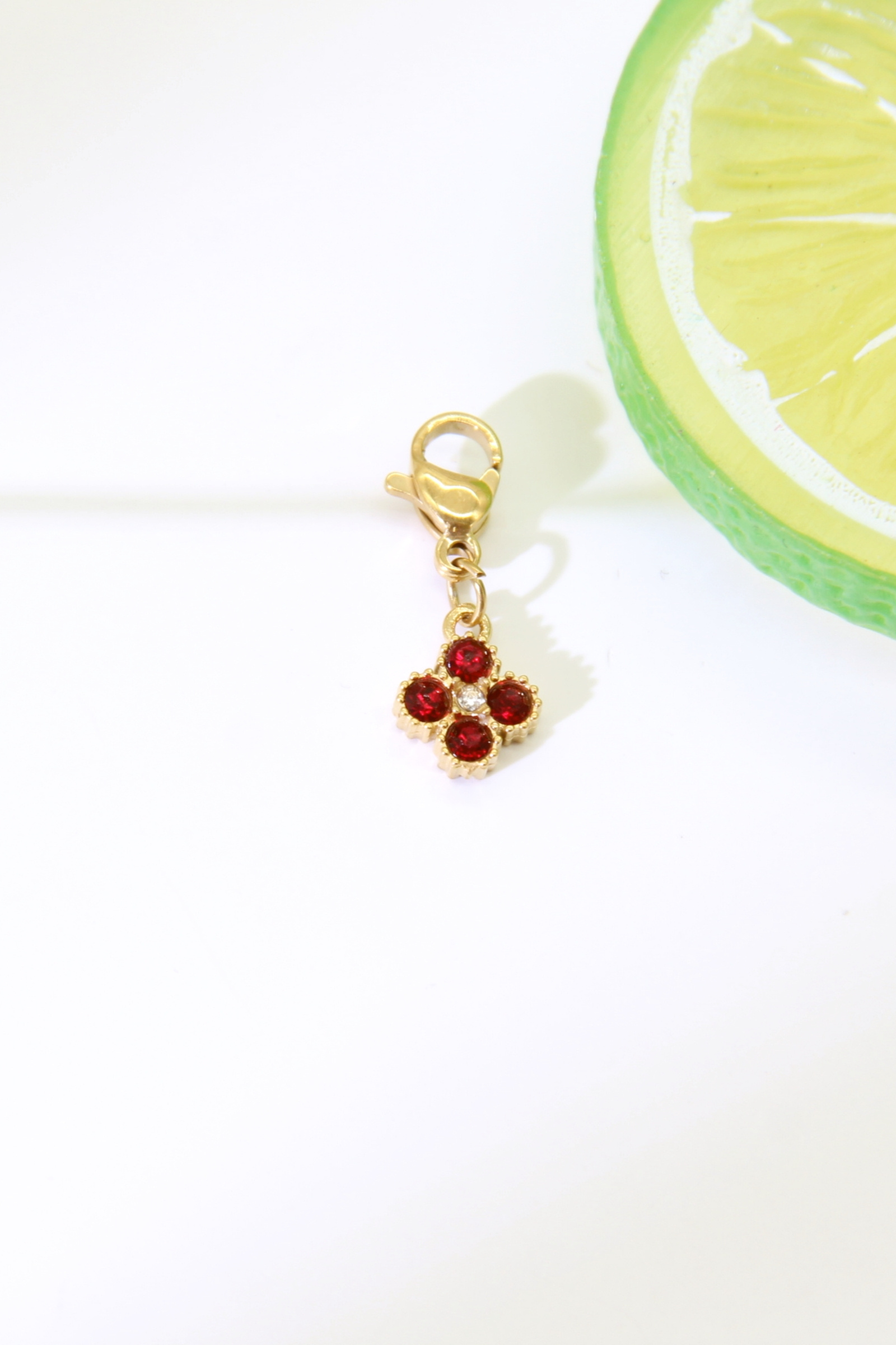 Grossiste Bellissima - Pendentif Fleur Strass Rouge Charms – Acier Inoxydable