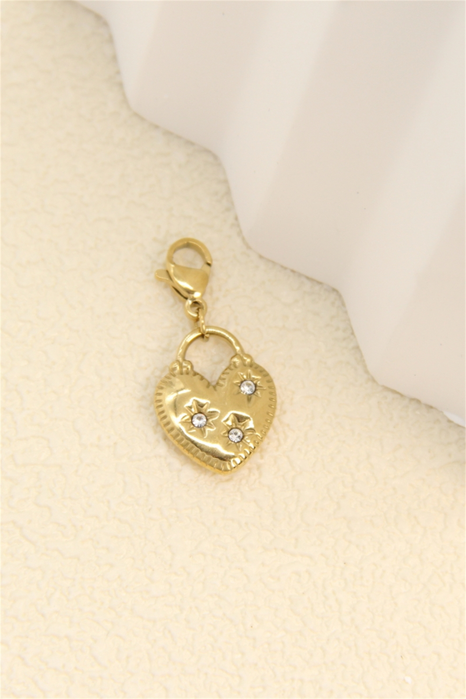 Grossiste Bellissima - Pendentif charms cœur doré avec strass – accessoire lumineux pour personnaliser vos bijoux